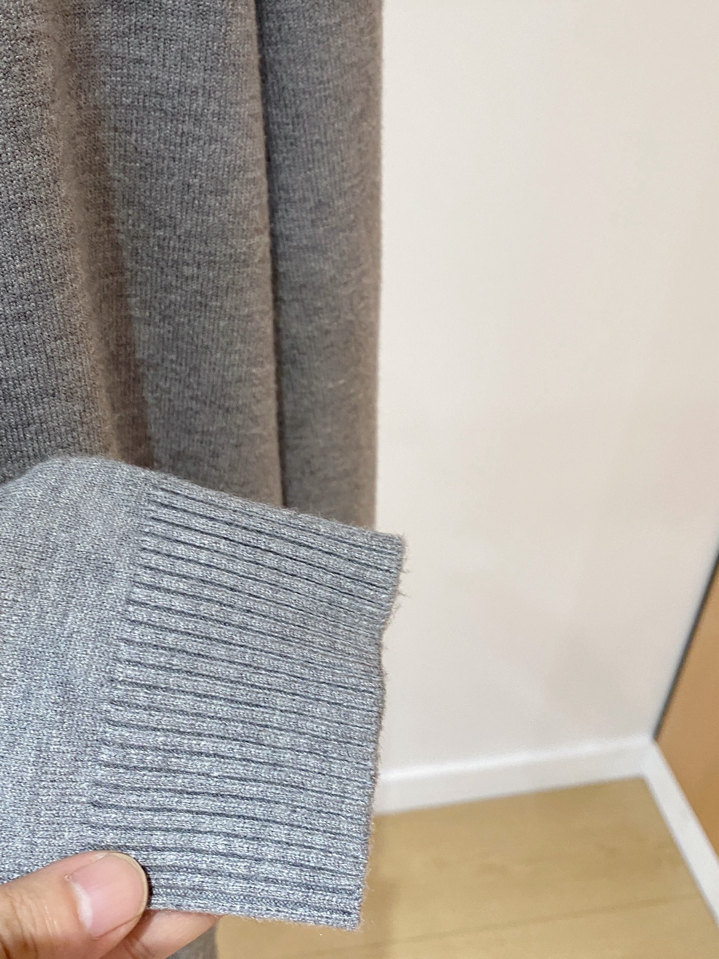 普拉达 2025 秋冬新款男士针织套头毛衣打底充满时尚阳光的魅力风格,线条设计时尚奢感彰显与众不同的特质