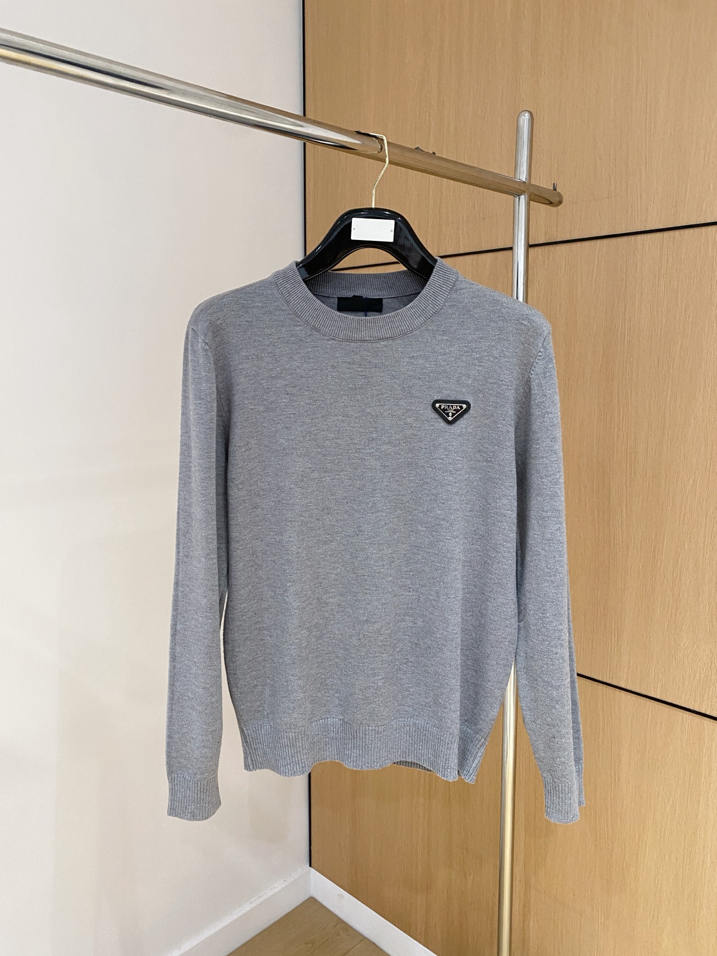 普拉达 2025 秋冬新款男士针织套头毛衣打底充满时尚阳光的魅力风格,线条设计时尚奢感彰显与众不同的特质