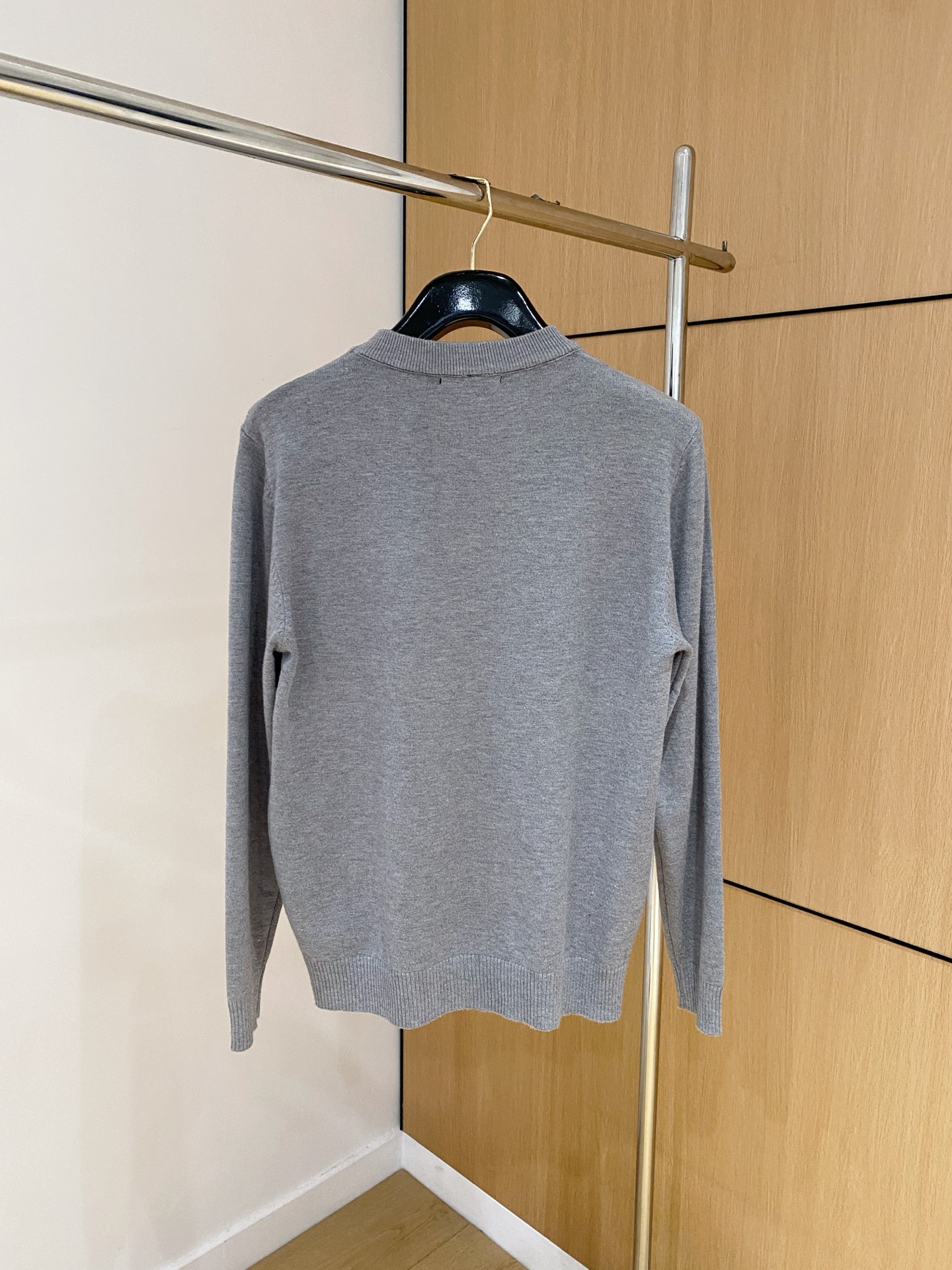 普拉达 2025 秋冬新款男士针织套头毛衣打底充满时尚阳光的魅力风格,线条设计时尚奢感彰显与众不同的特质