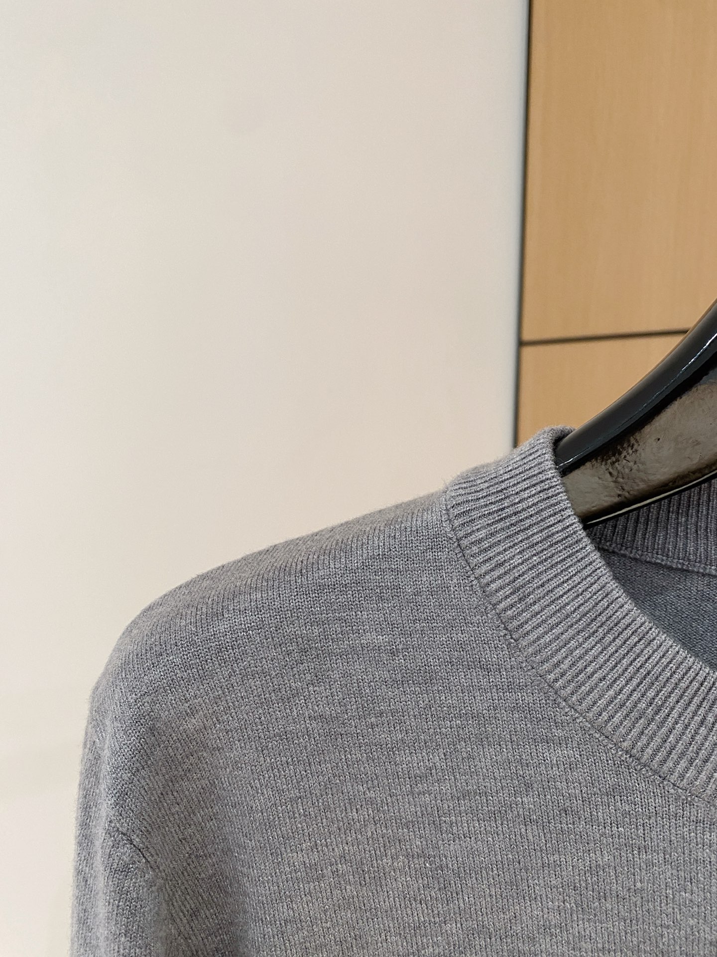 普拉达 2025 秋冬新款男士针织套头毛衣打底充满时尚阳光的魅力风格,线条设计时尚奢感彰显与众不同的特质