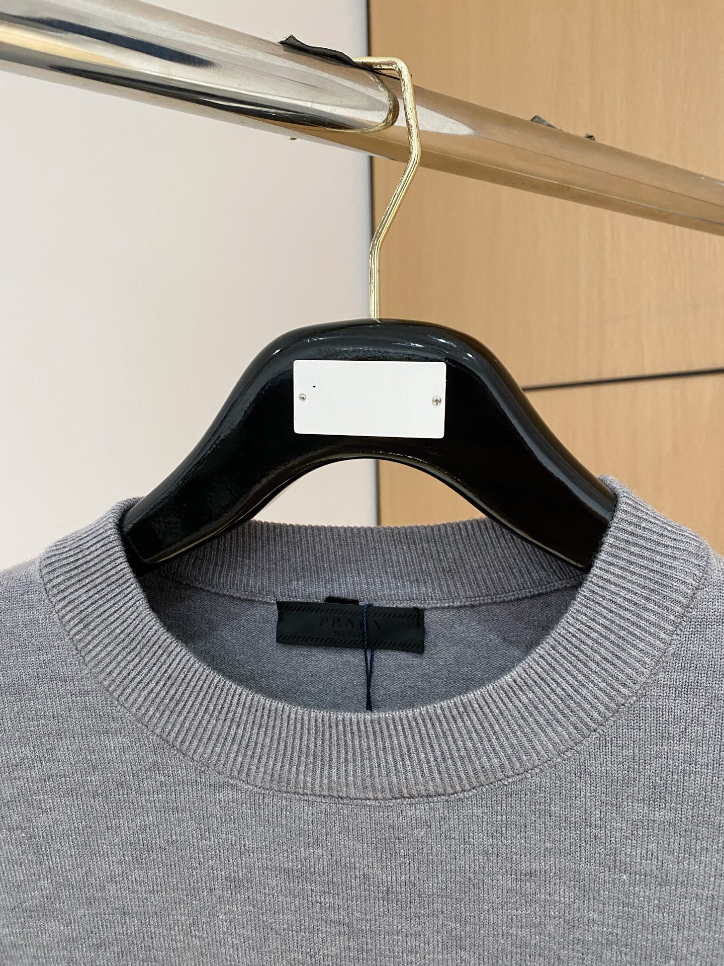 普拉达 2025 秋冬新款男士针织套头毛衣打底充满时尚阳光的魅力风格,线条设计时尚奢感彰显与众不同的特质