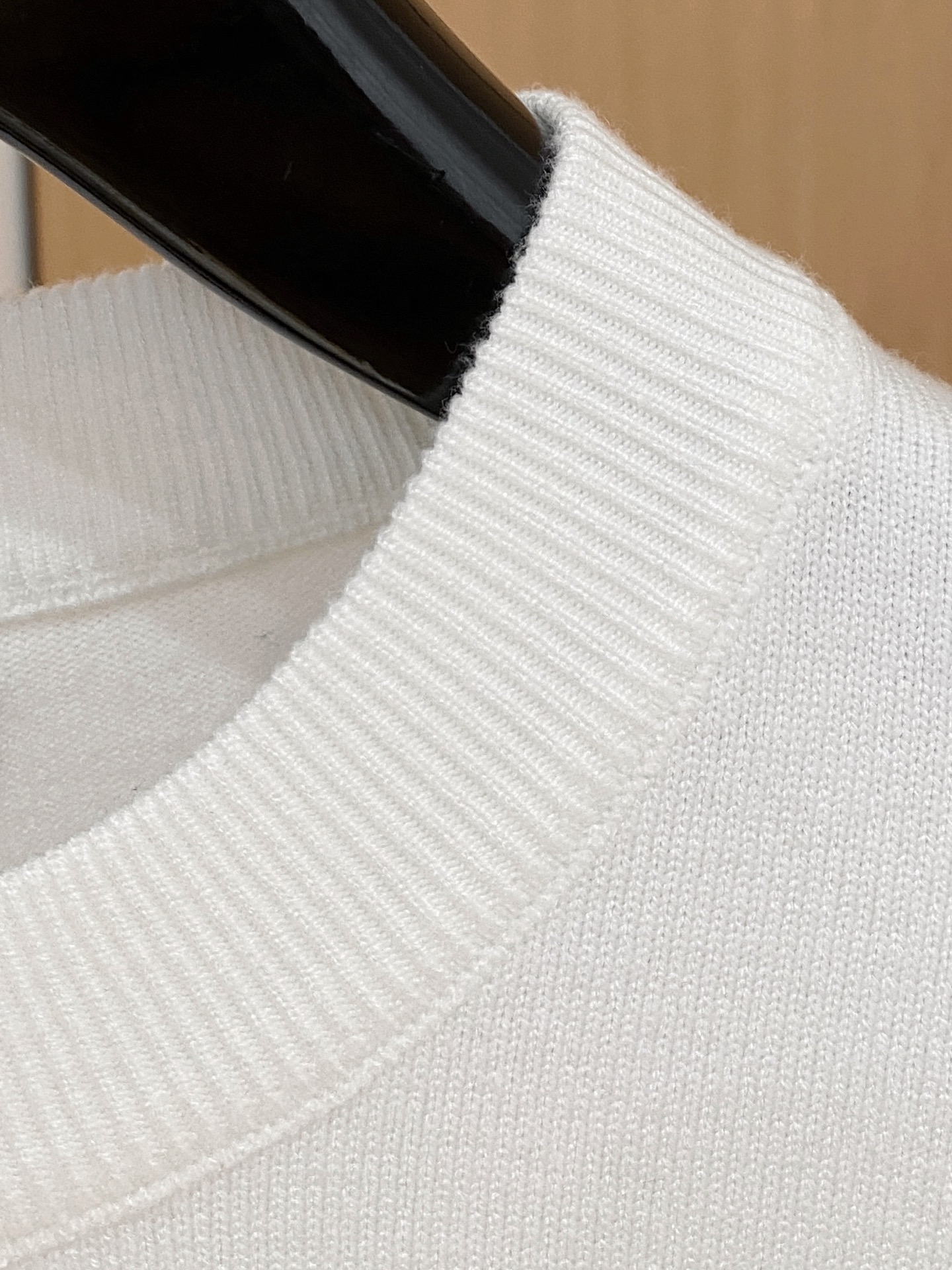 普拉达 2025 秋冬新款男士针织套头毛衣打底充满时尚阳光的魅力风格,线条设计时尚奢感彰显与众不同的特质