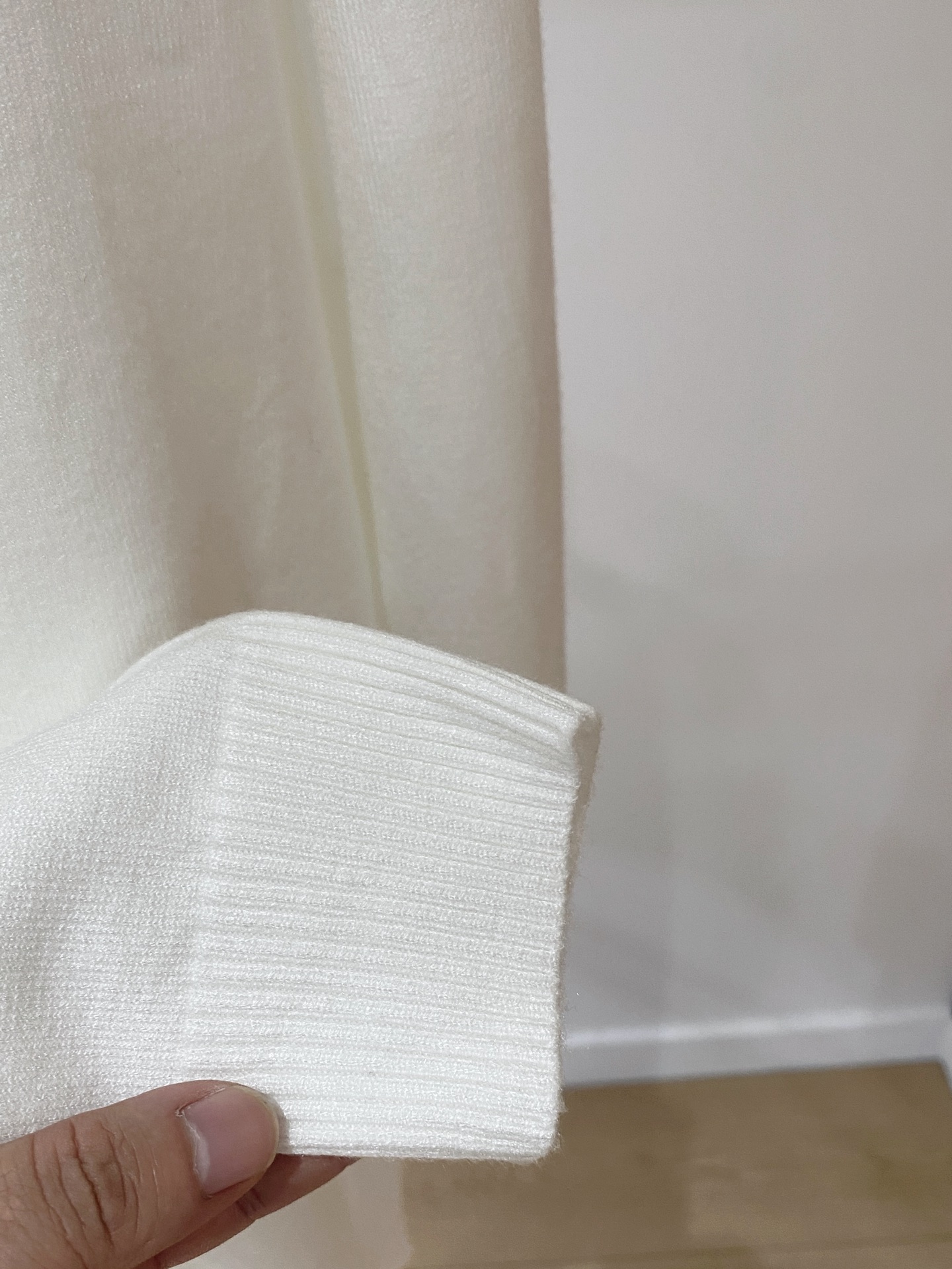 普拉达 2025 秋冬新款男士针织套头毛衣打底充满时尚阳光的魅力风格,线条设计时尚奢感彰显与众不同的特质