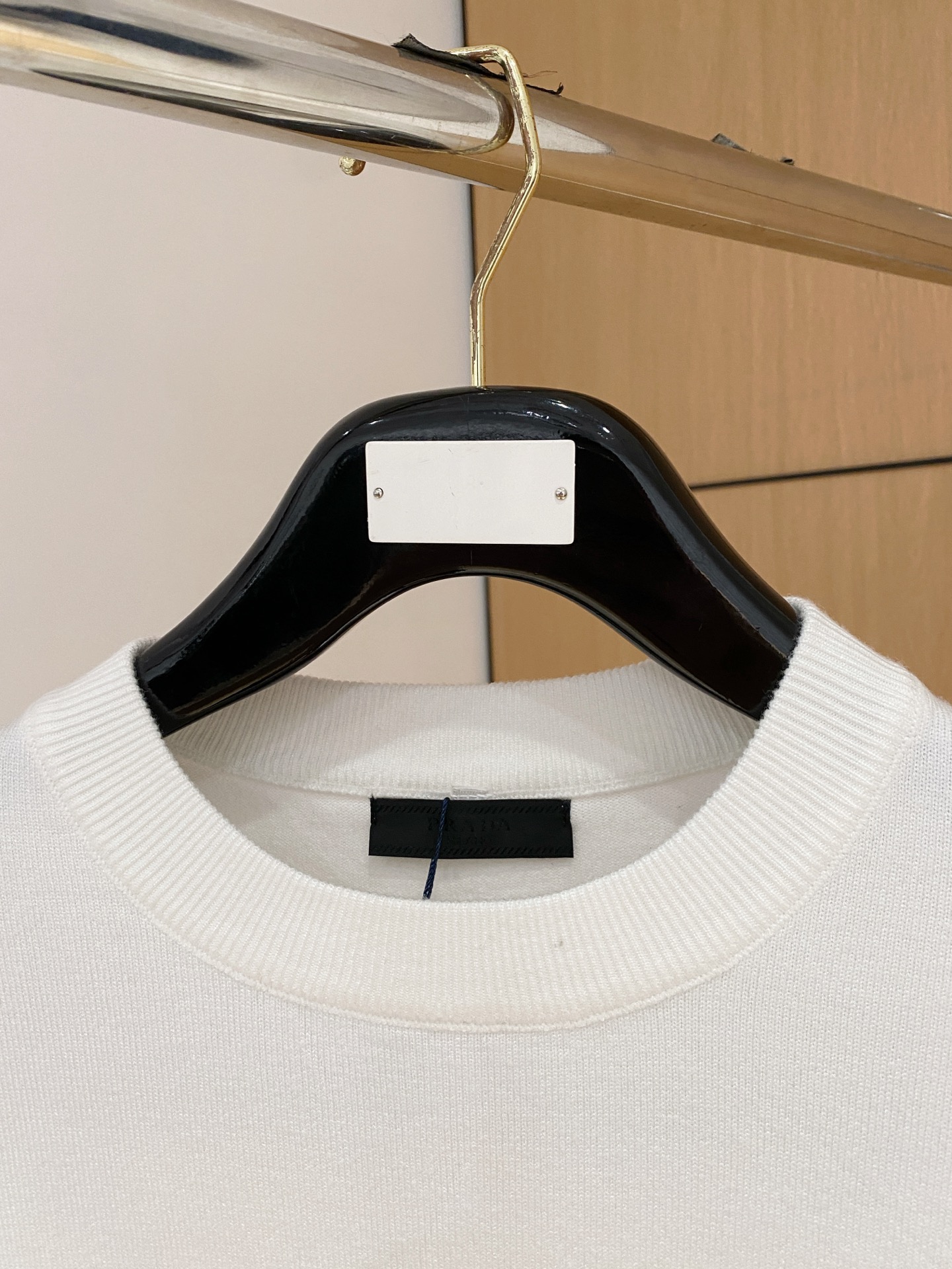 普拉达 2025 秋冬新款男士针织套头毛衣打底充满时尚阳光的魅力风格,线条设计时尚奢感彰显与众不同的特质