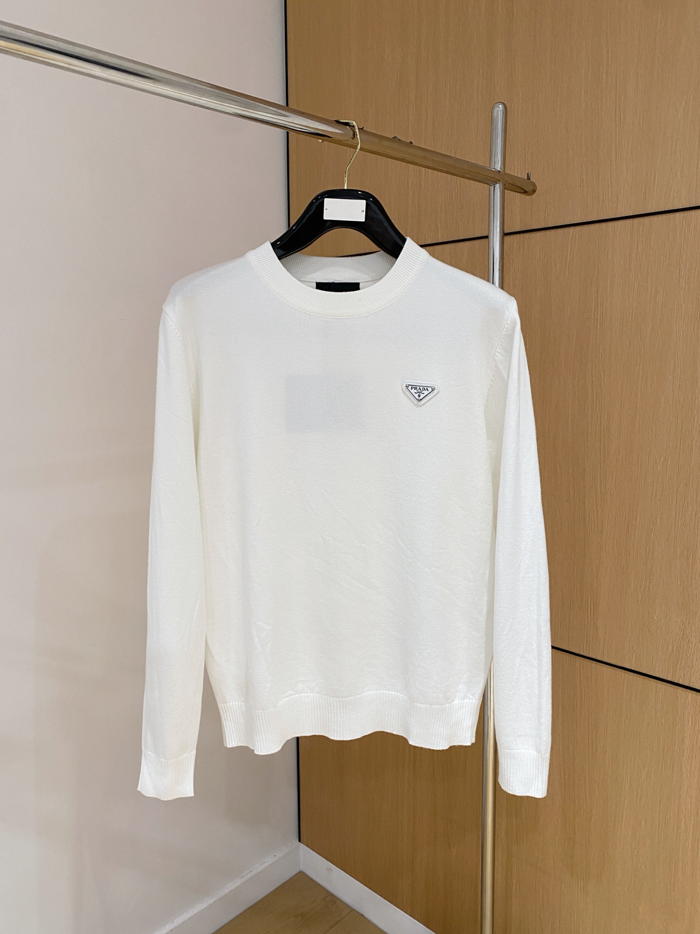 普拉达 2025 秋冬新款男士针织套头毛衣打底充满时尚阳光的魅力风格,线条设计时尚奢感彰显与众不同的特质