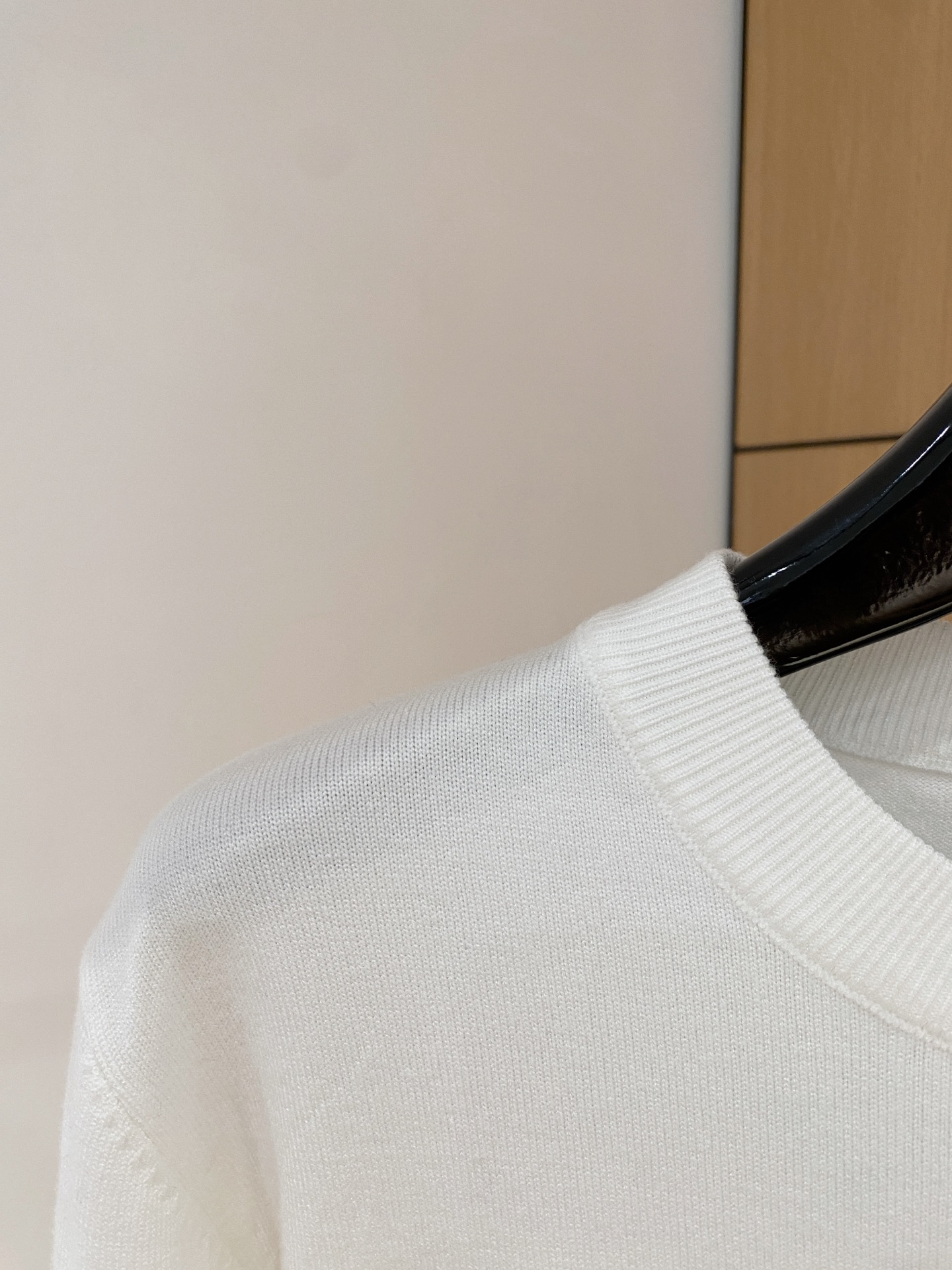 普拉达 2025 秋冬新款男士针织套头毛衣打底充满时尚阳光的魅力风格,线条设计时尚奢感彰显与众不同的特质