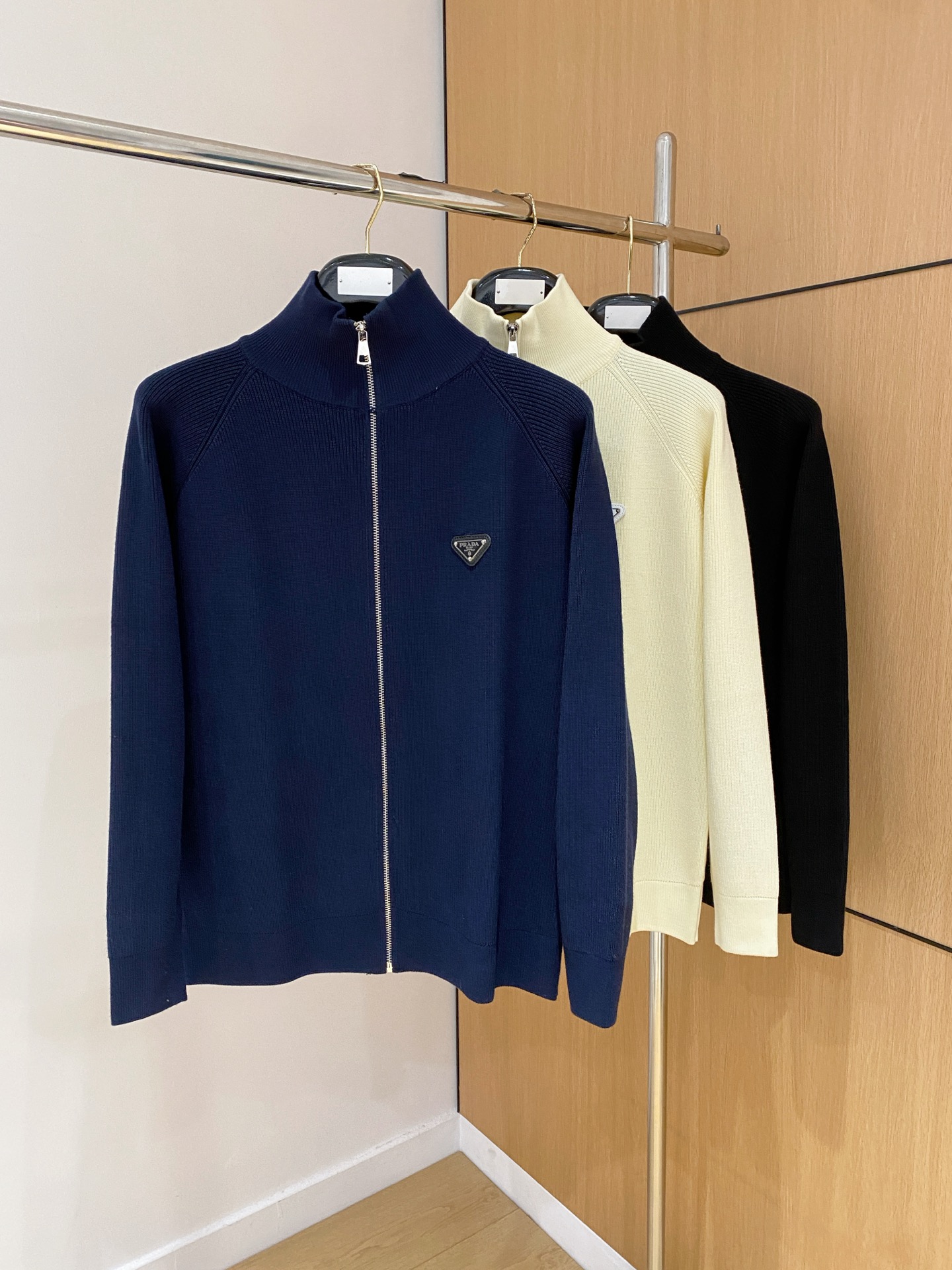 普拉达 秋冬新款拉链羊毛外套采用进口高端羊毛混纺面料，顶级制作工艺，手感一流！超厚实保暖 经典颜色上身很