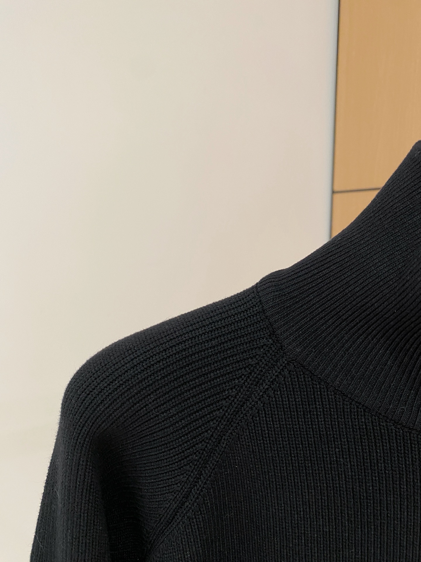 普拉达 秋冬新款拉链羊毛外套采用进口高端羊毛混纺面料，顶级制作工艺，手感一流！超厚实保暖 经典颜色上身很