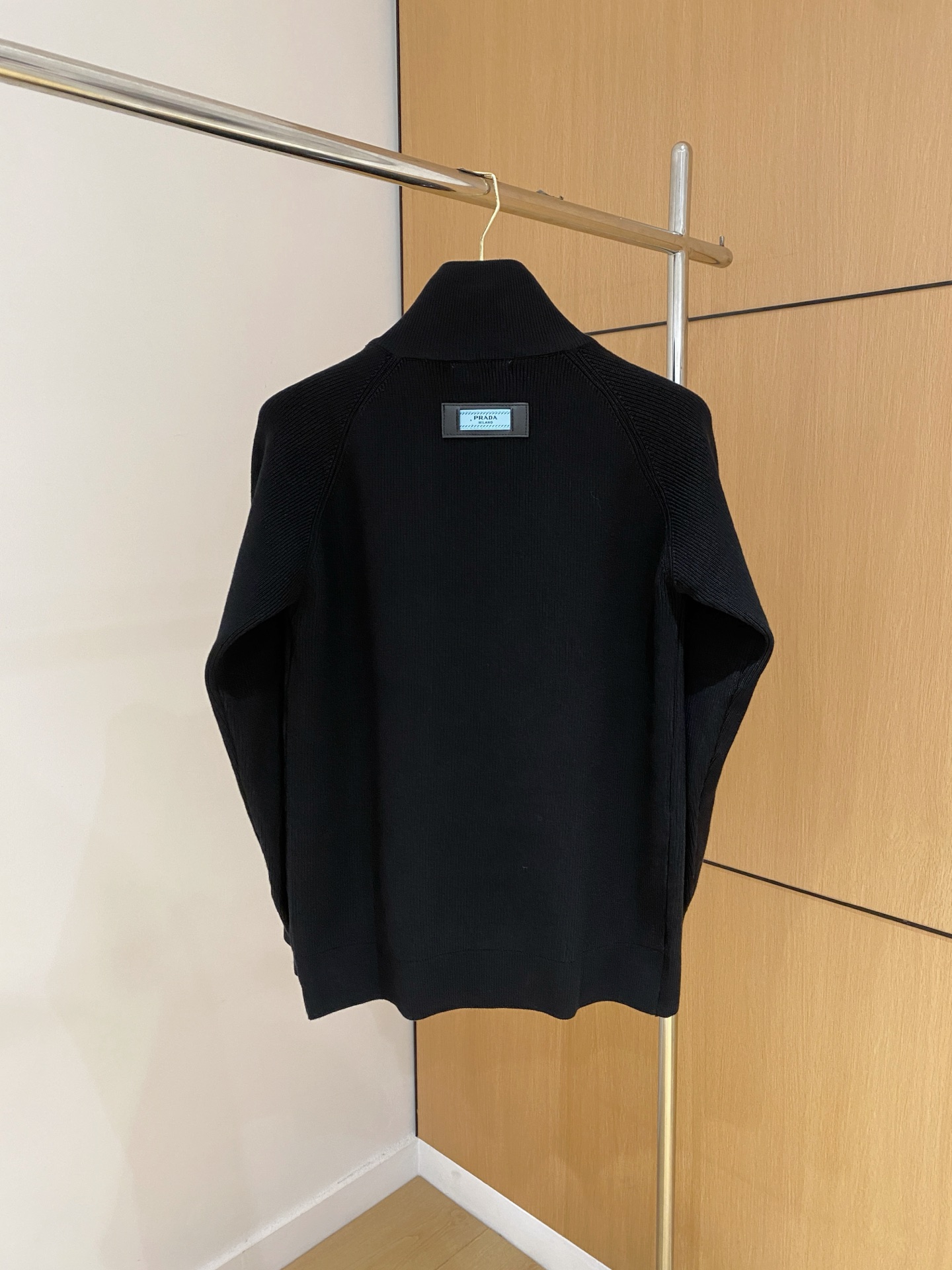 普拉达 秋冬新款拉链羊毛外套采用进口高端羊毛混纺面料，顶级制作工艺，手感一流！超厚实保暖 经典颜色上身很