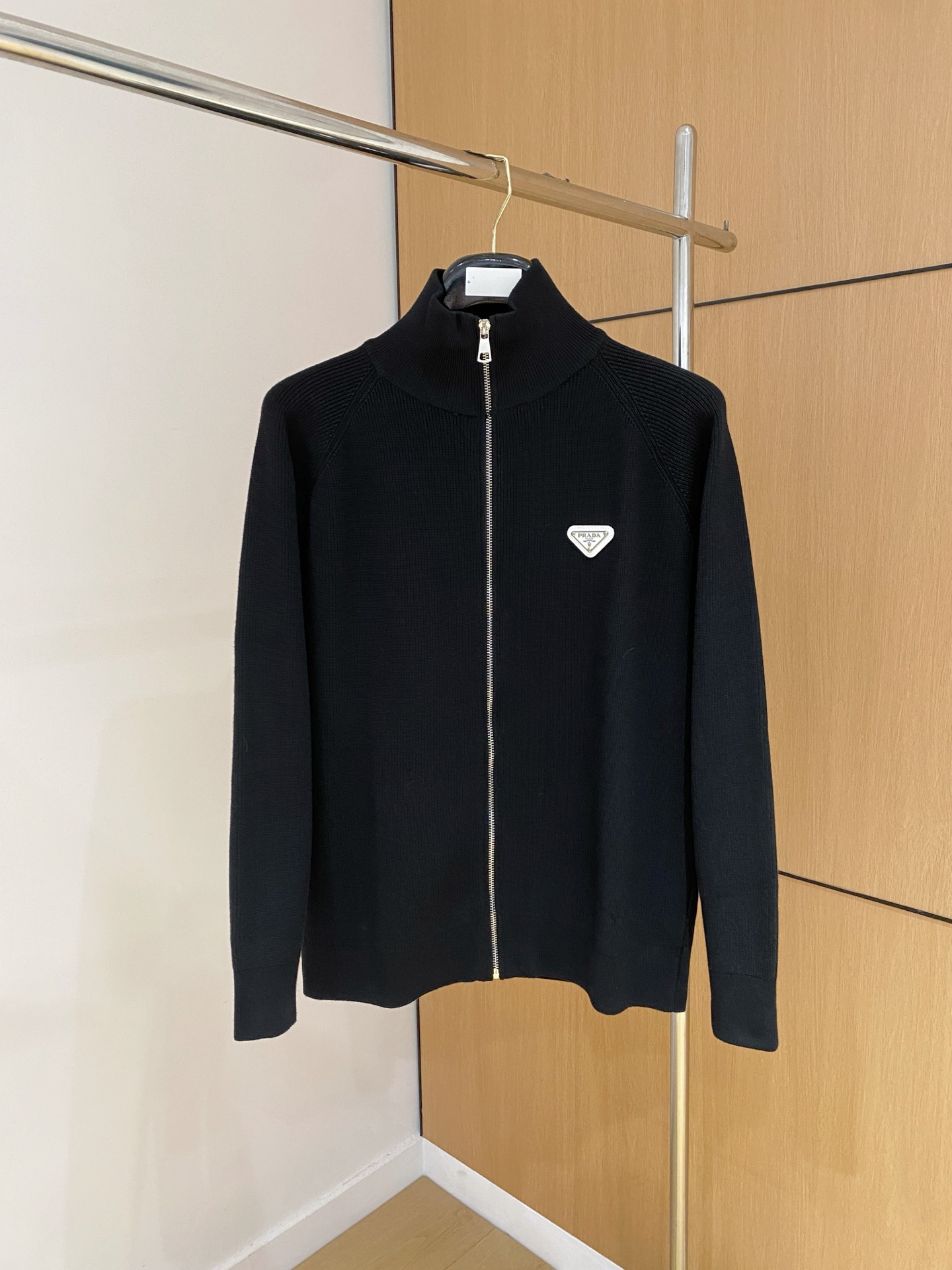 普拉达 秋冬新款拉链羊毛外套采用进口高端羊毛混纺面料，顶级制作工艺，手感一流！超厚实保暖 经典颜色上身很