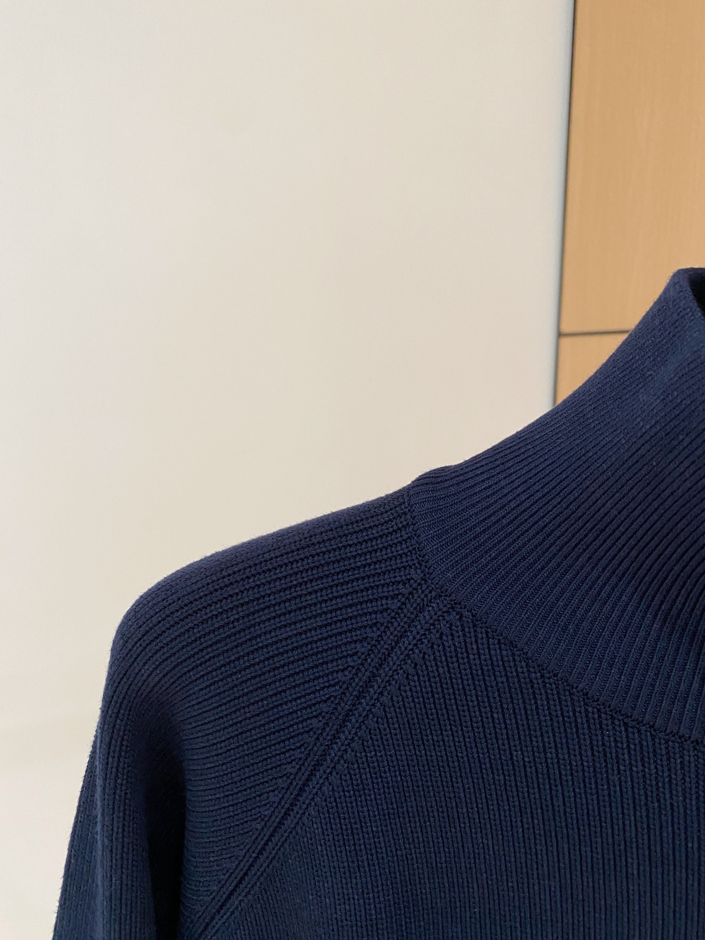 普拉达 秋冬新款拉链羊毛外套采用进口高端羊毛混纺面料，顶级制作工艺，手感一流！超厚实保暖 经典颜色上身很