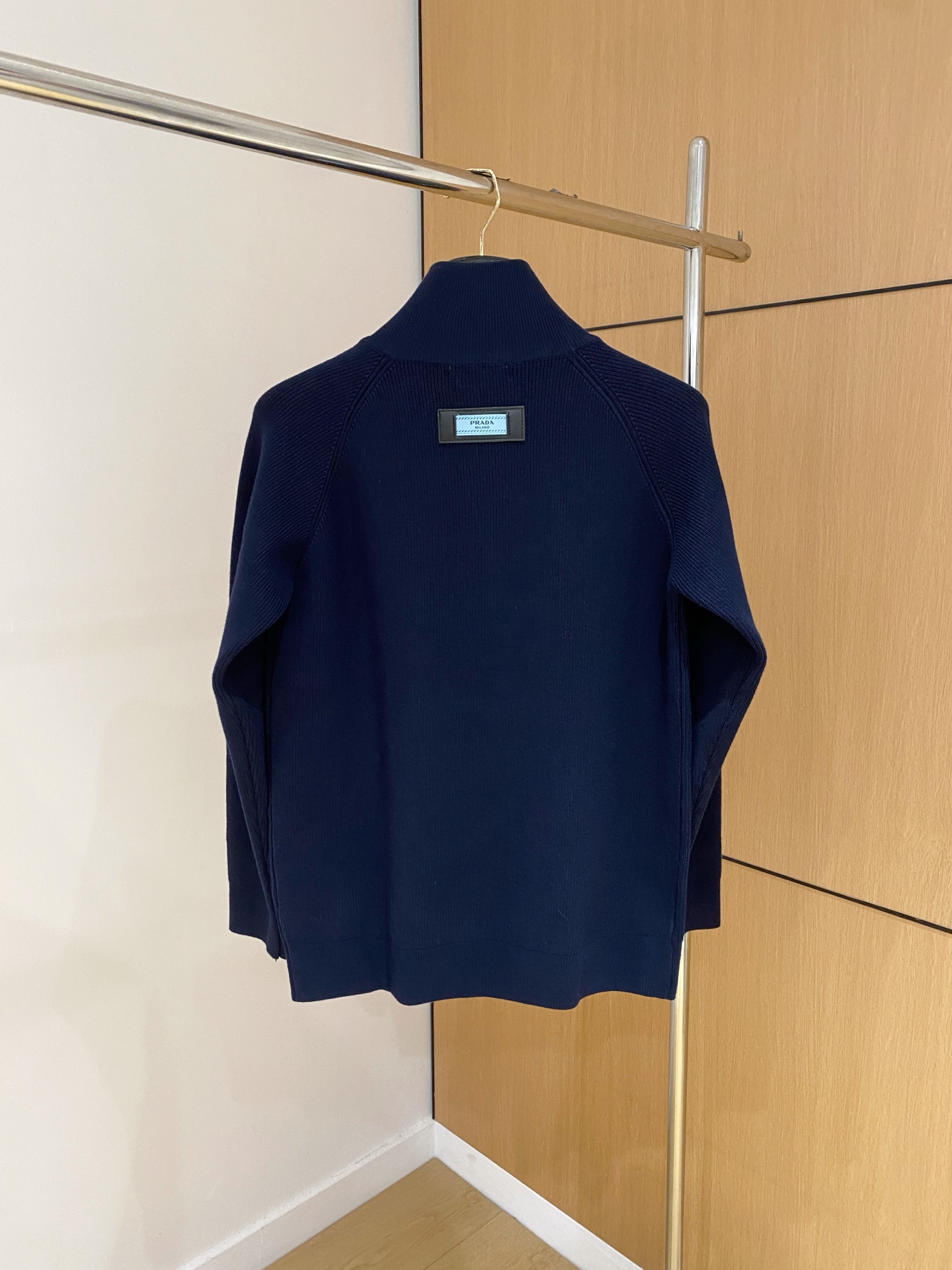 普拉达 秋冬新款拉链羊毛外套采用进口高端羊毛混纺面料，顶级制作工艺，手感一流！超厚实保暖 经典颜色上身很