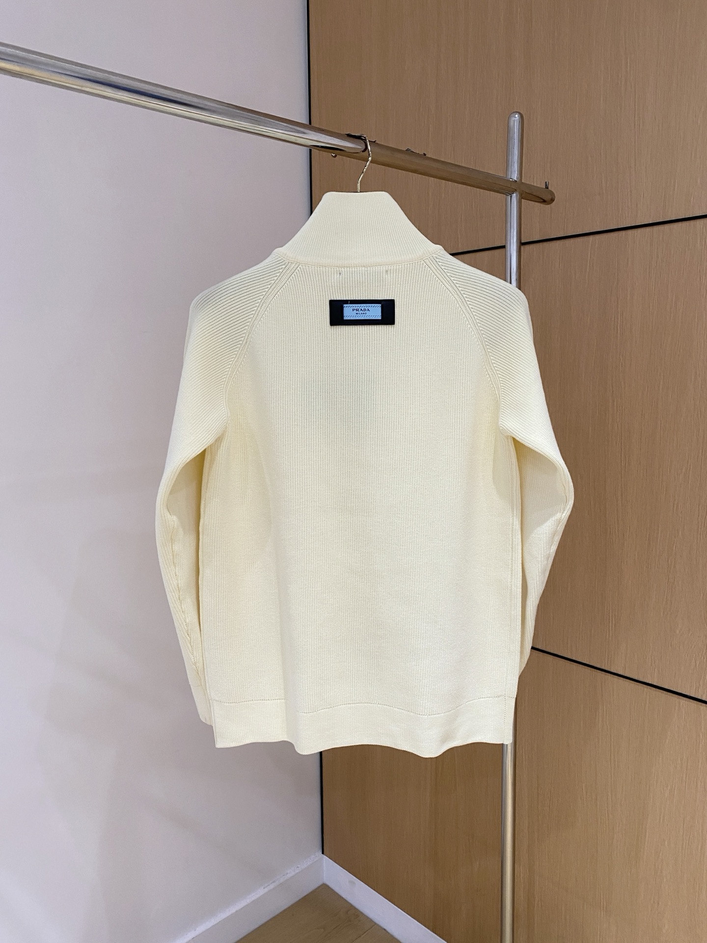 普拉达 秋冬新款拉链羊毛外套采用进口高端羊毛混纺面料，顶级制作工艺，手感一流！超厚实保暖 经典颜色上身很