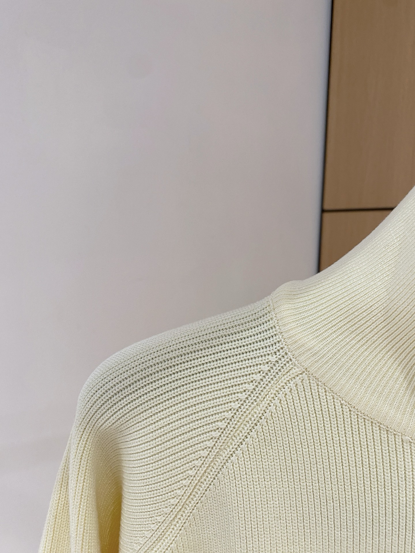 普拉达 秋冬新款拉链羊毛外套采用进口高端羊毛混纺面料，顶级制作工艺，手感一流！超厚实保暖 经典颜色上身很