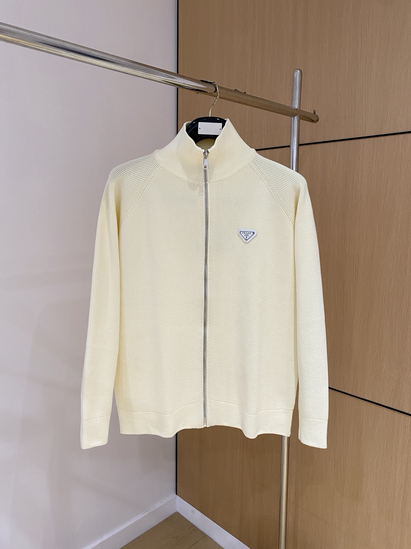 普拉达 秋冬新款拉链羊毛外套采用进口高端羊毛混纺面料，顶级制作工艺，手感一流！超厚实保暖 经典颜色上身很