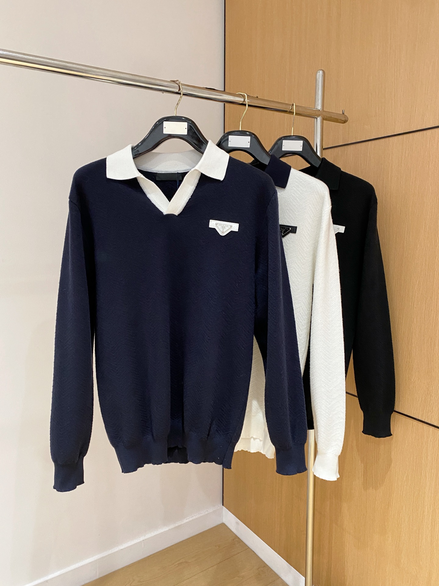 普拉达 2025秋冬 羊毛混纺套头针织毛衣很有亮点细节上凸显质感 整体设计上身时尚而赋予现代气息感合体的