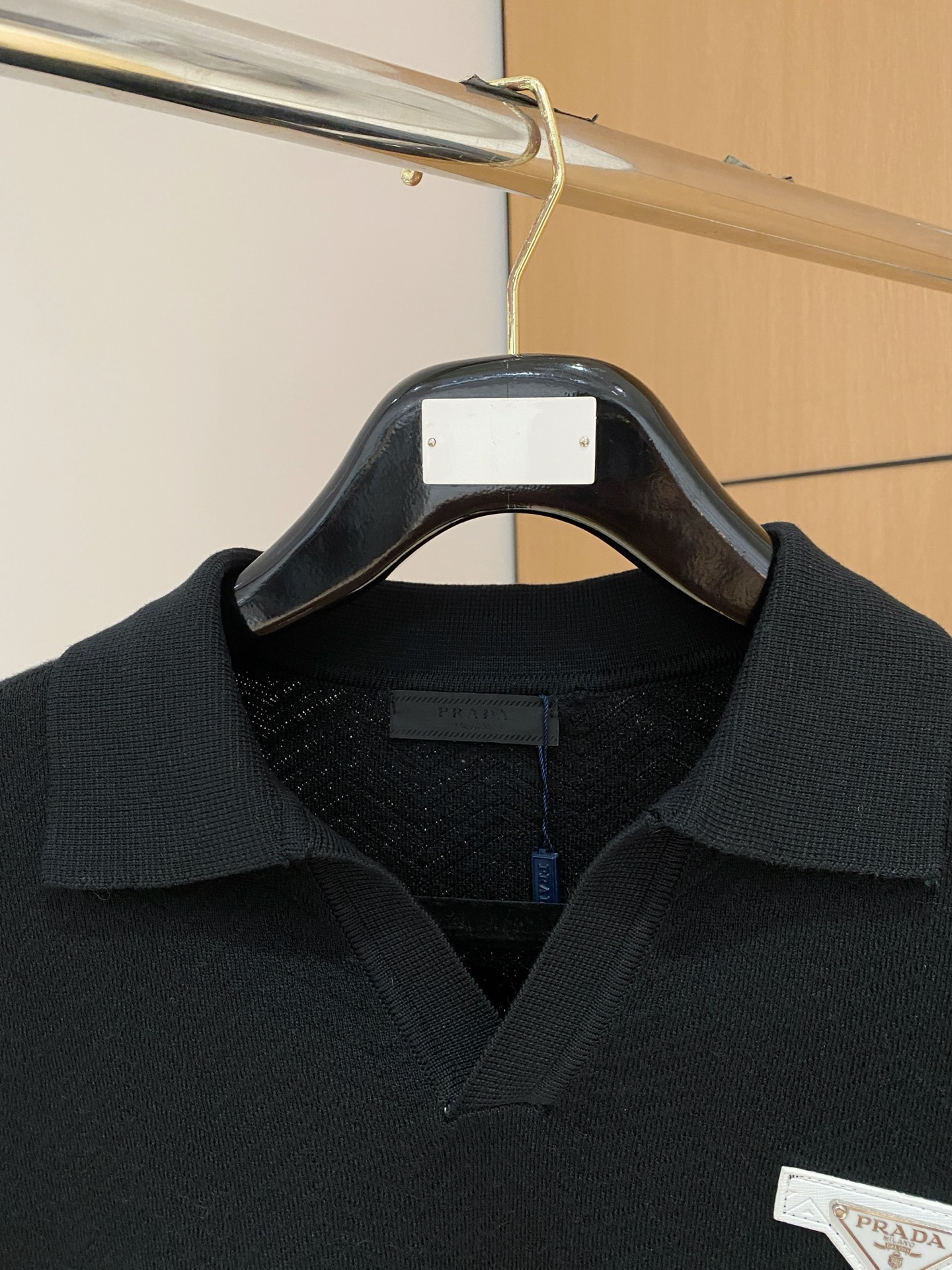 普拉达 2025秋冬 羊毛混纺套头针织毛衣很有亮点细节上凸显质感 整体设计上身时尚而赋予现代气息感合体的