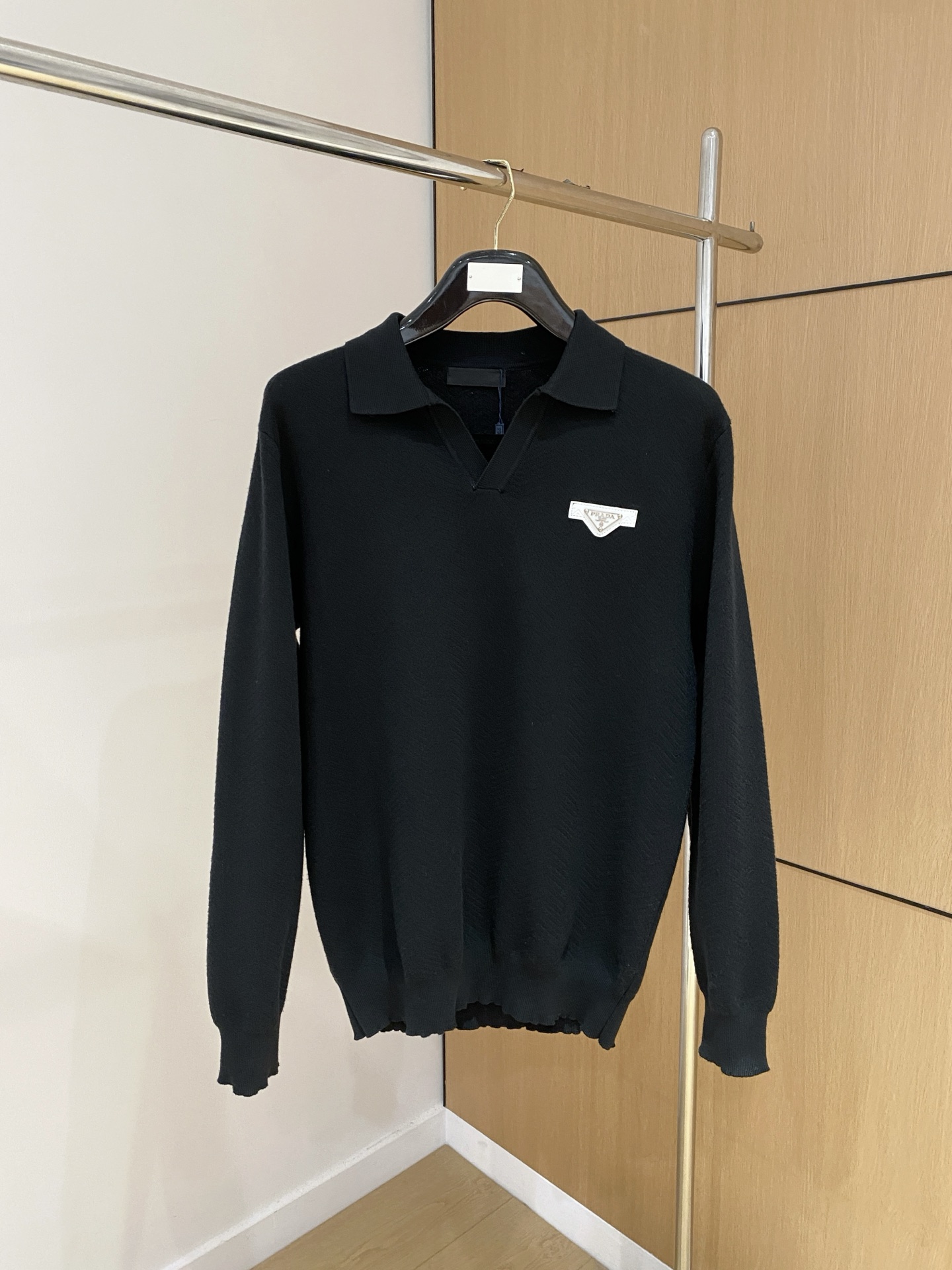 普拉达 2025秋冬 羊毛混纺套头针织毛衣很有亮点细节上凸显质感 整体设计上身时尚而赋予现代气息感合体的