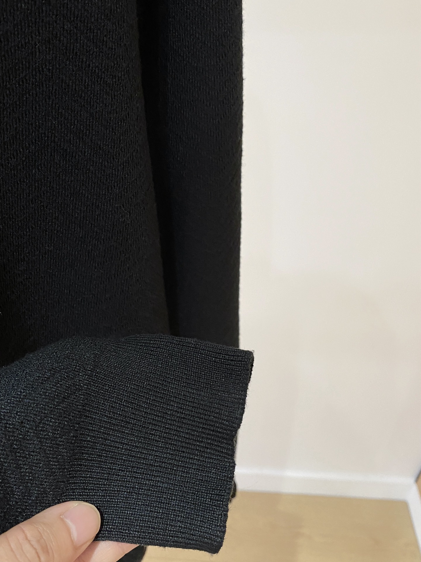 普拉达 2025秋冬 羊毛混纺套头针织毛衣很有亮点细节上凸显质感 整体设计上身时尚而赋予现代气息感合体的