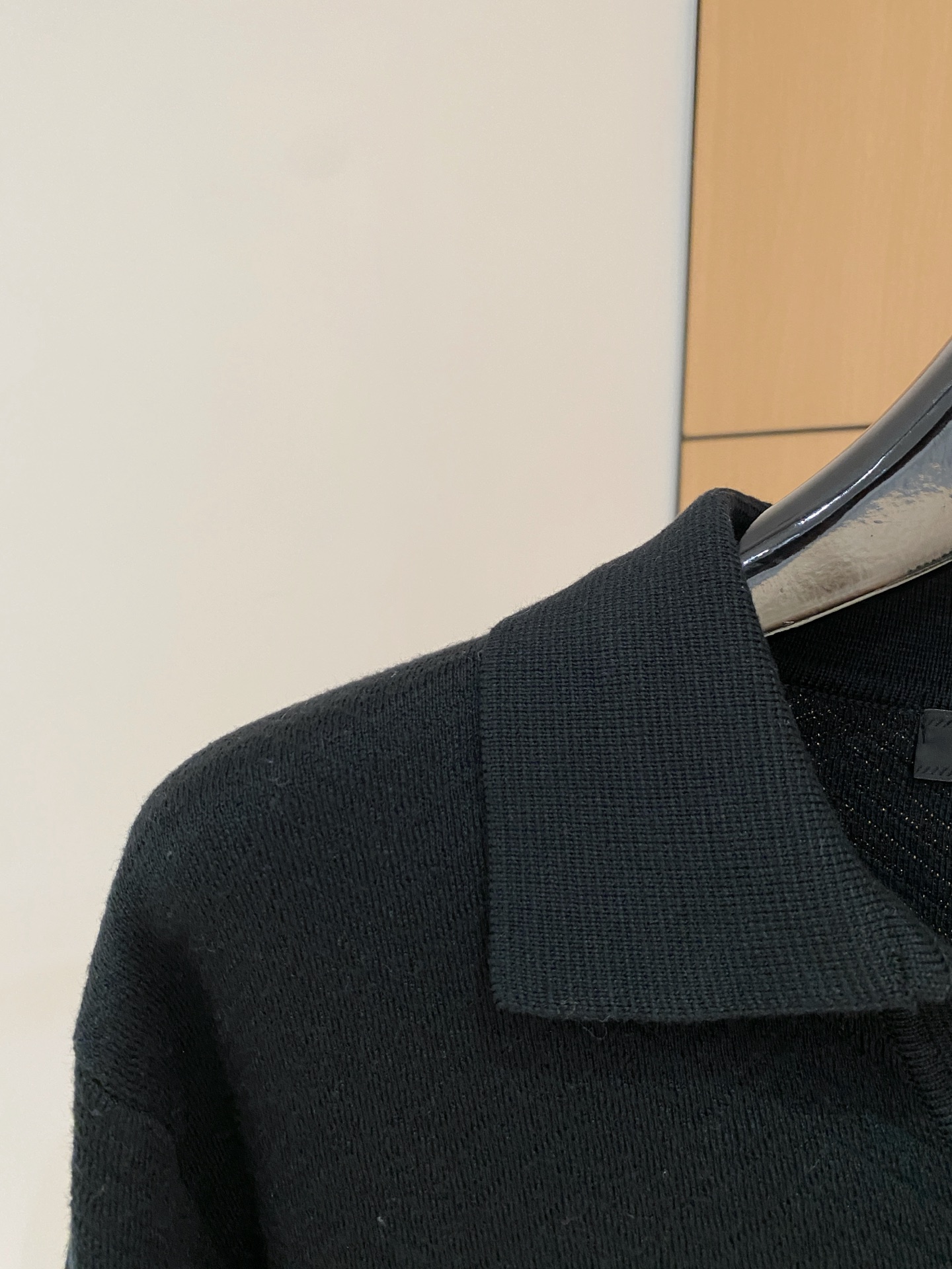 普拉达 2025秋冬 羊毛混纺套头针织毛衣很有亮点细节上凸显质感 整体设计上身时尚而赋予现代气息感合体的