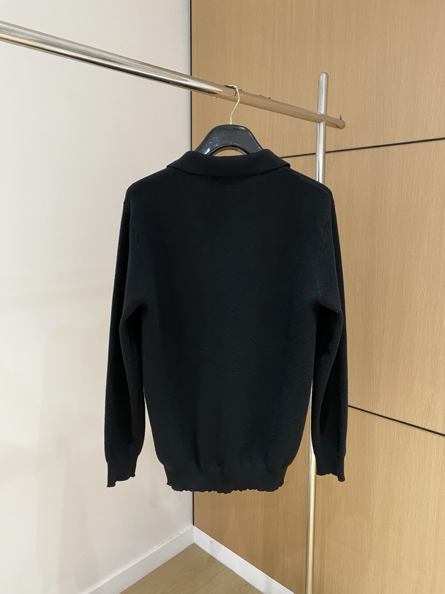 普拉达 2025秋冬 羊毛混纺套头针织毛衣很有亮点细节上凸显质感 整体设计上身时尚而赋予现代气息感合体的