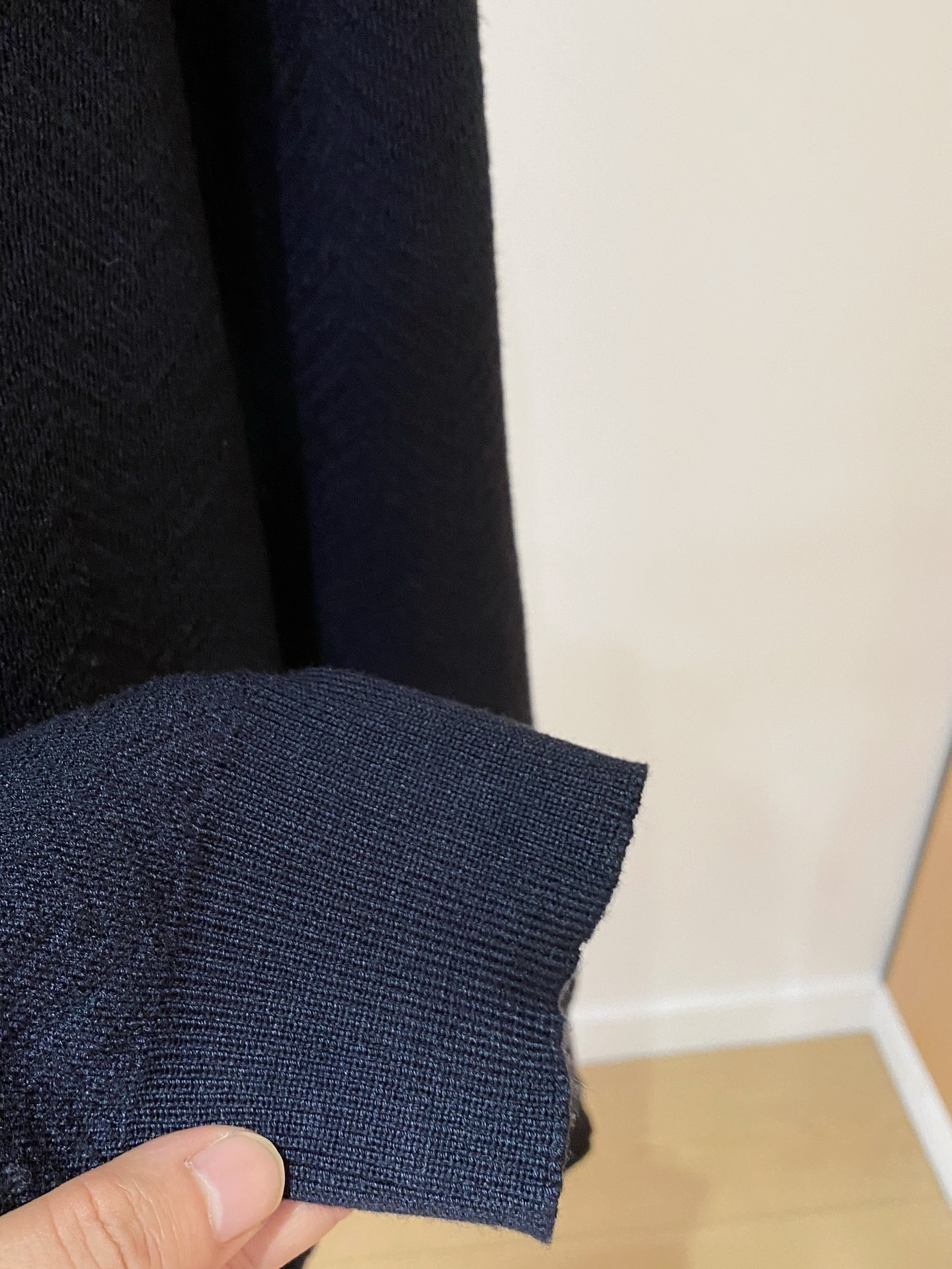 普拉达 2025秋冬 羊毛混纺套头针织毛衣很有亮点细节上凸显质感 整体设计上身时尚而赋予现代气息感合体的