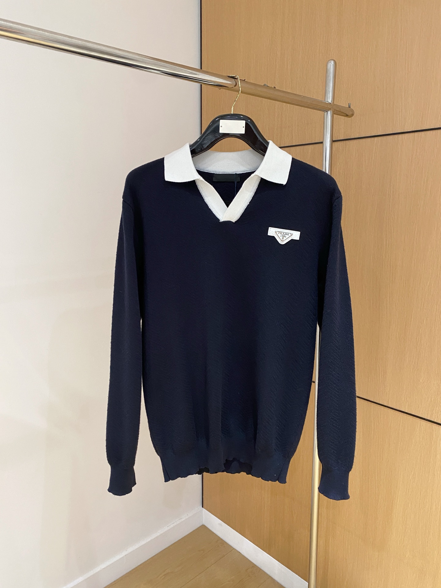 普拉达 2025秋冬 羊毛混纺套头针织毛衣很有亮点细节上凸显质感 整体设计上身时尚而赋予现代气息感合体的