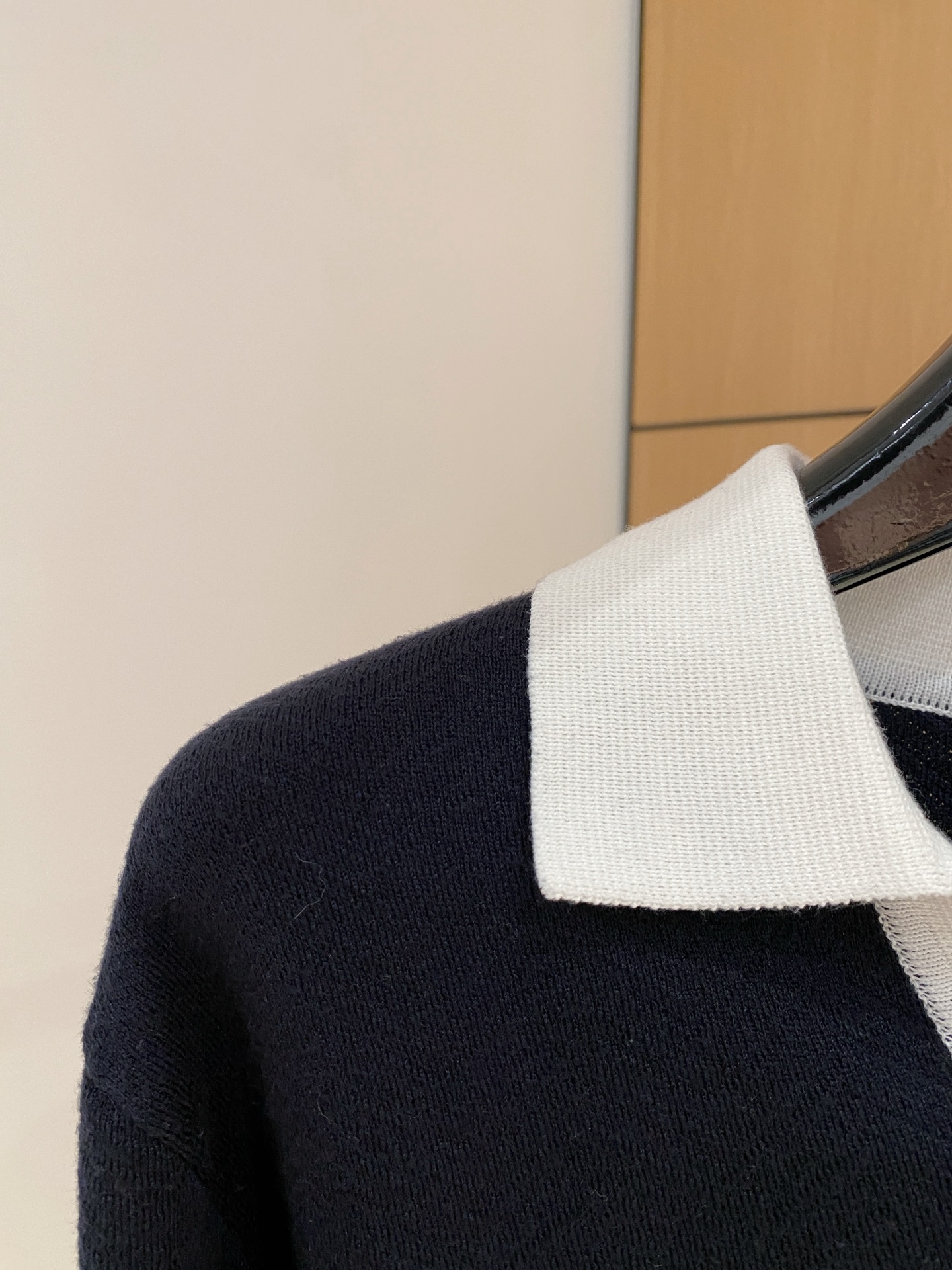 普拉达 2025秋冬 羊毛混纺套头针织毛衣很有亮点细节上凸显质感 整体设计上身时尚而赋予现代气息感合体的