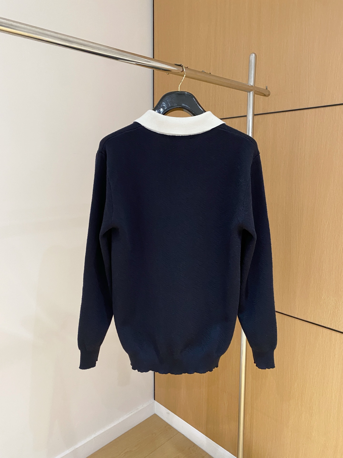 普拉达 2025秋冬 羊毛混纺套头针织毛衣很有亮点细节上凸显质感 整体设计上身时尚而赋予现代气息感合体的