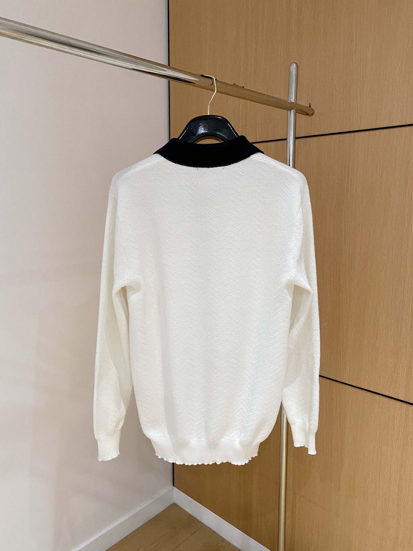 普拉达 2025秋冬 羊毛混纺套头针织毛衣很有亮点细节上凸显质感 整体设计上身时尚而赋予现代气息感合体的