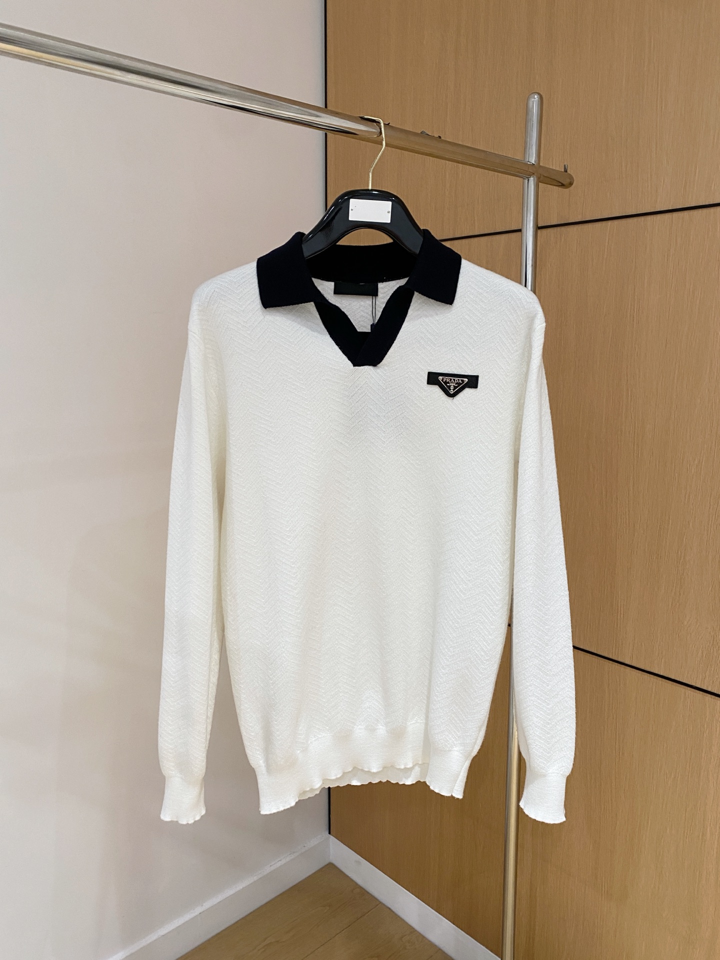 普拉达 2025秋冬 羊毛混纺套头针织毛衣很有亮点细节上凸显质感 整体设计上身时尚而赋予现代气息感合体的