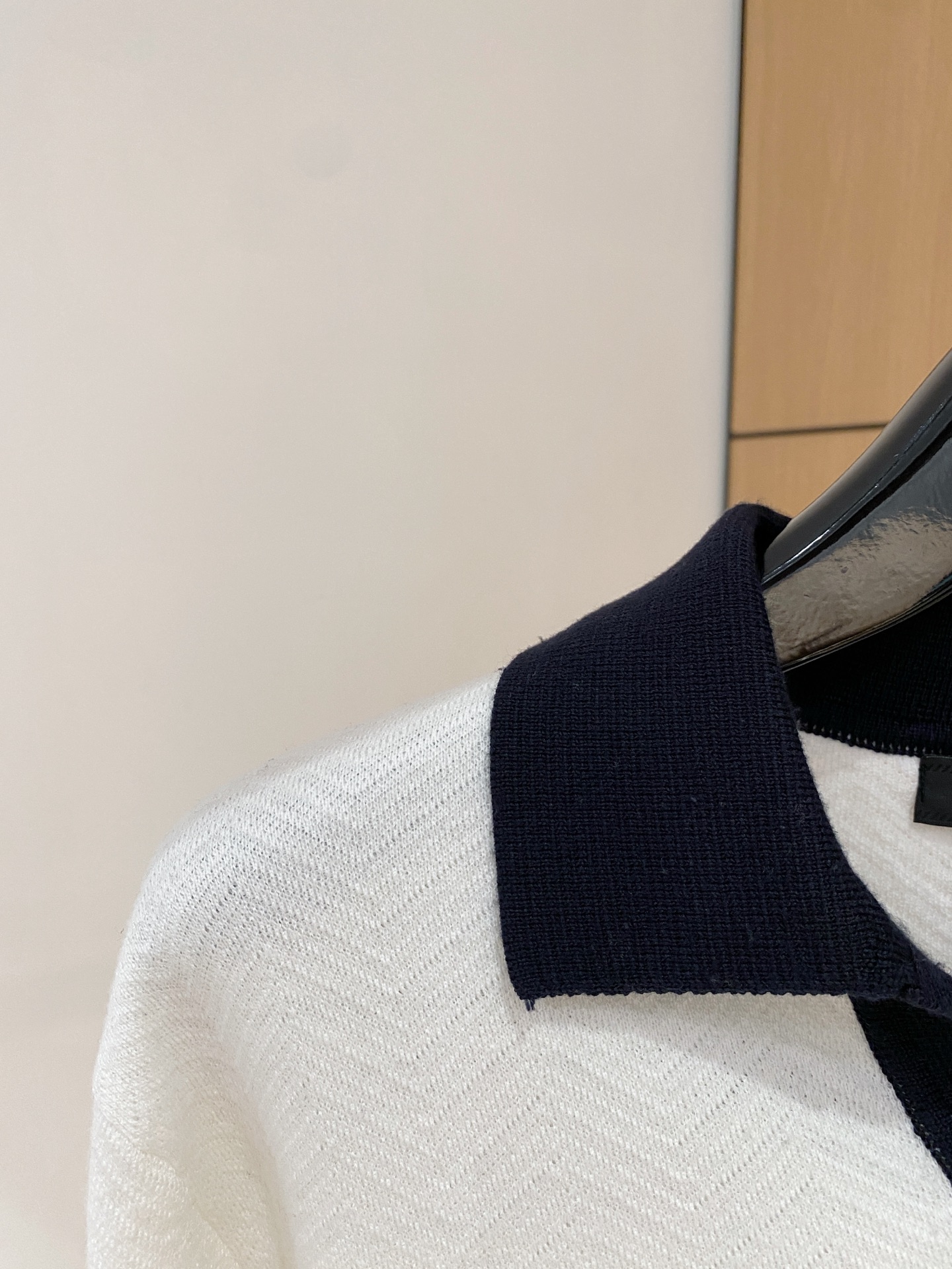 普拉达 2025秋冬 羊毛混纺套头针织毛衣很有亮点细节上凸显质感 整体设计上身时尚而赋予现代气息感合体的