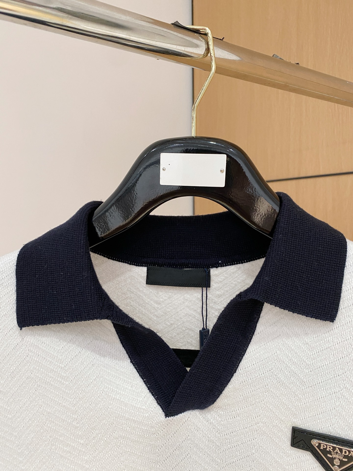 普拉达 2025秋冬 羊毛混纺套头针织毛衣很有亮点细节上凸显质感 整体设计上身时尚而赋予现代气息感合体的