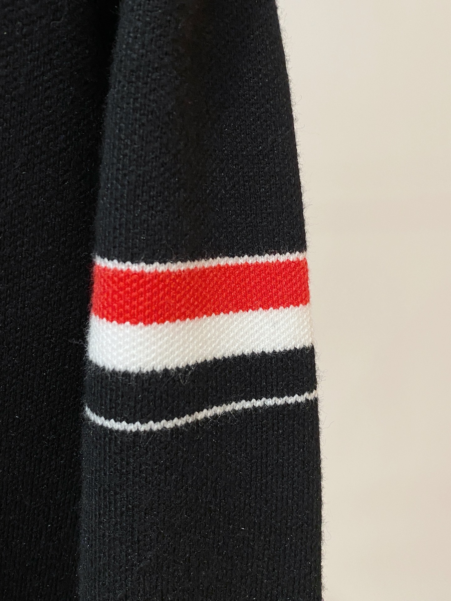 蒙口 2025秋冬最新品，专柜同步有售，原单狠货，时尚休闲针织开衫毛衣，上身很有特点！吸睛而有亮点，进口