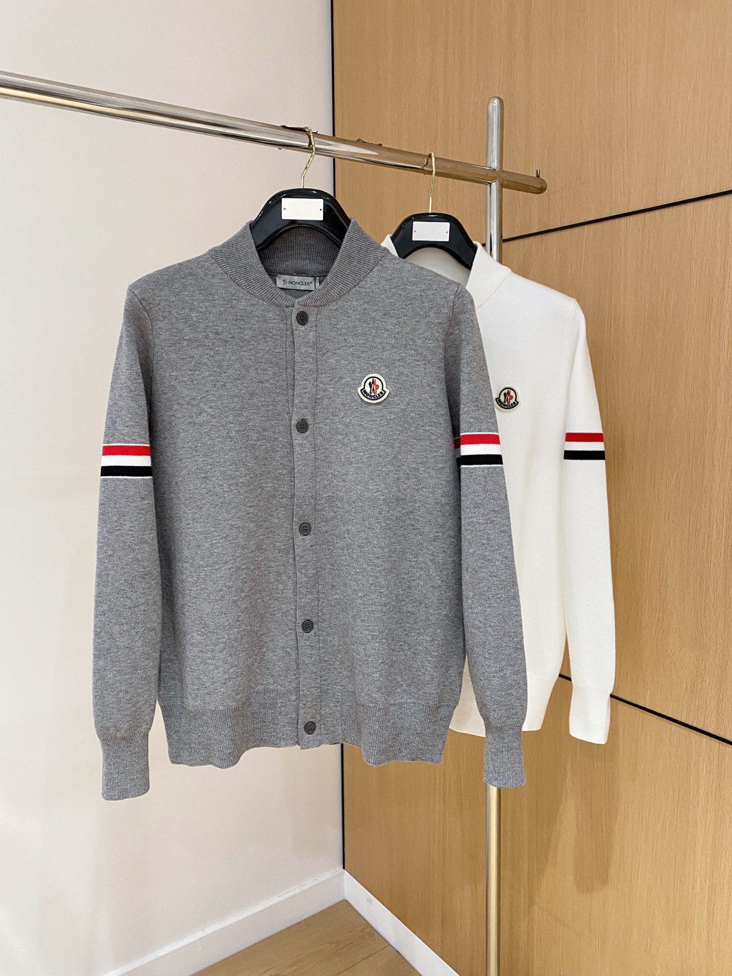 蒙口 2025秋冬最新品，专柜同步有售，原单狠货，时尚休闲针织开衫毛衣，上身很有特点！吸睛而有亮点，进口