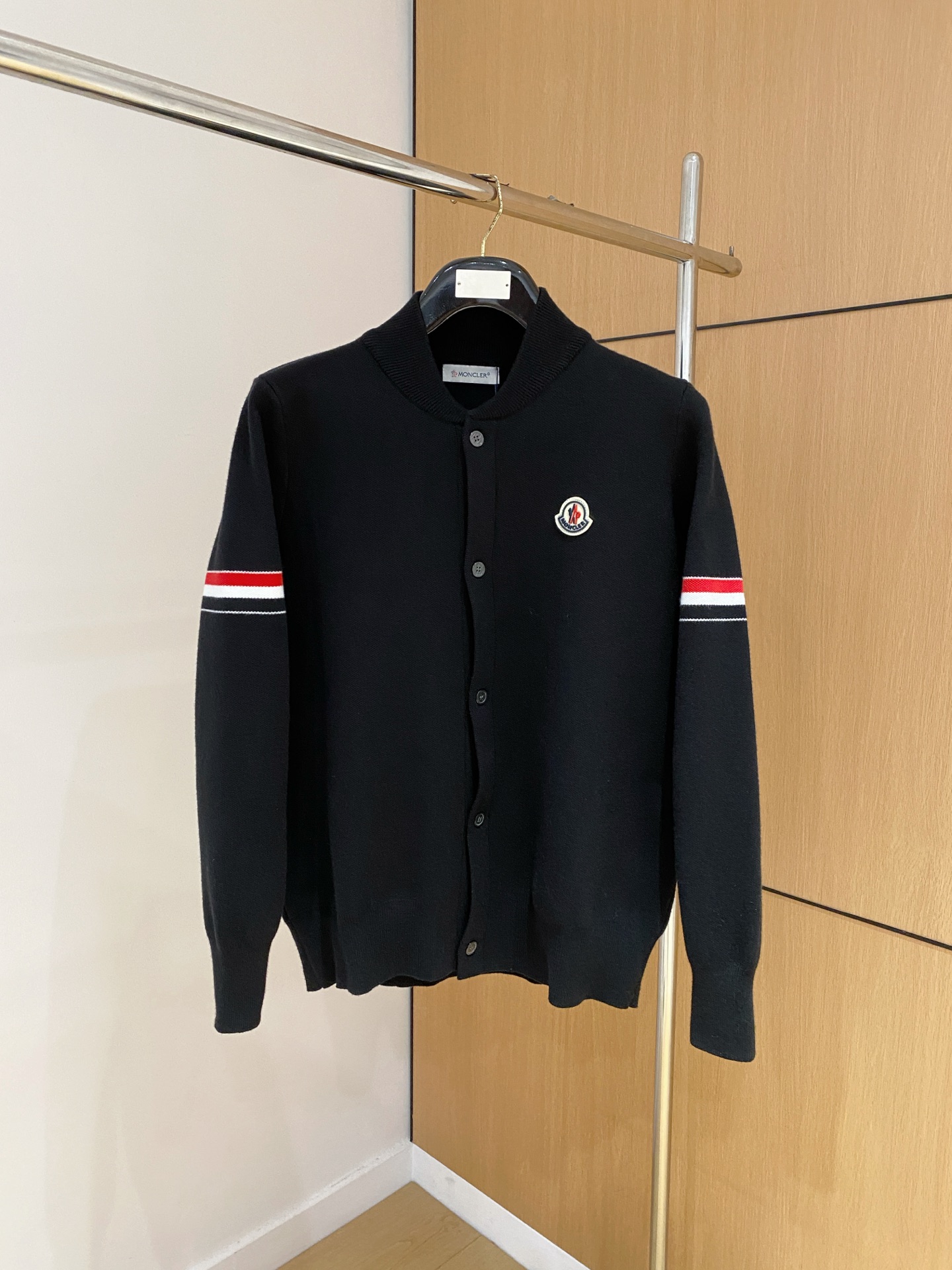 蒙口 2025秋冬最新品，专柜同步有售，原单狠货，时尚休闲针织开衫毛衣，上身很有特点！吸睛而有亮点，进口