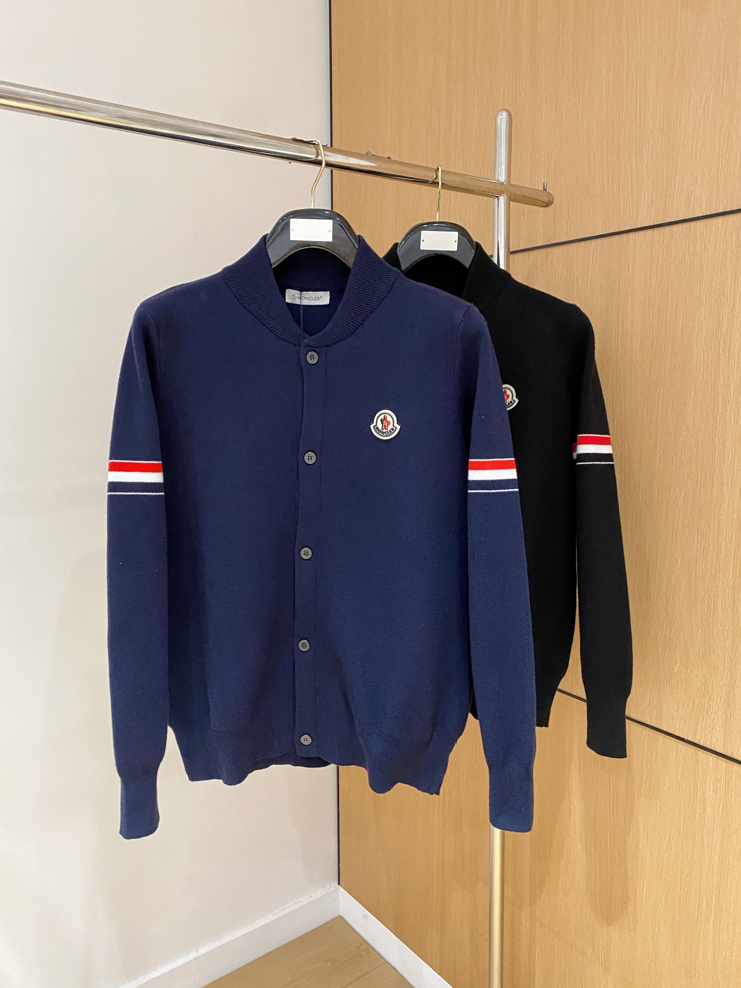 蒙口 2025秋冬最新品，专柜同步有售，原单狠货，时尚休闲针织开衫毛衣，上身很有特点！吸睛而有亮点，进口