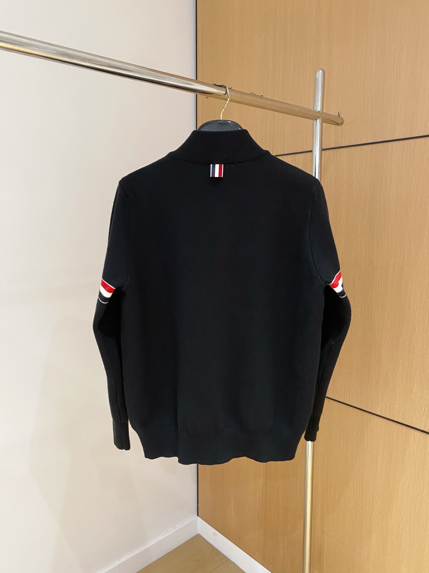 蒙口 2025秋冬最新品，专柜同步有售，原单狠货，时尚休闲针织开衫毛衣，上身很有特点！吸睛而有亮点，进口