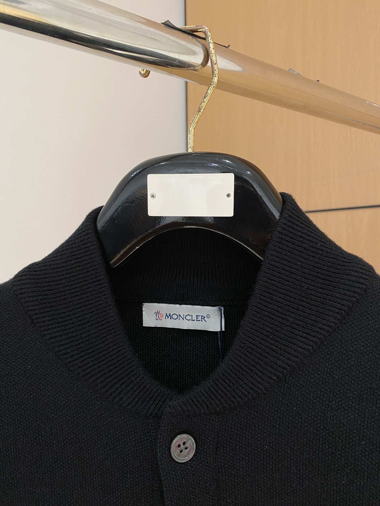 蒙口 2025秋冬最新品，专柜同步有售，原单狠货，时尚休闲针织开衫毛衣，上身很有特点！吸睛而有亮点，进口