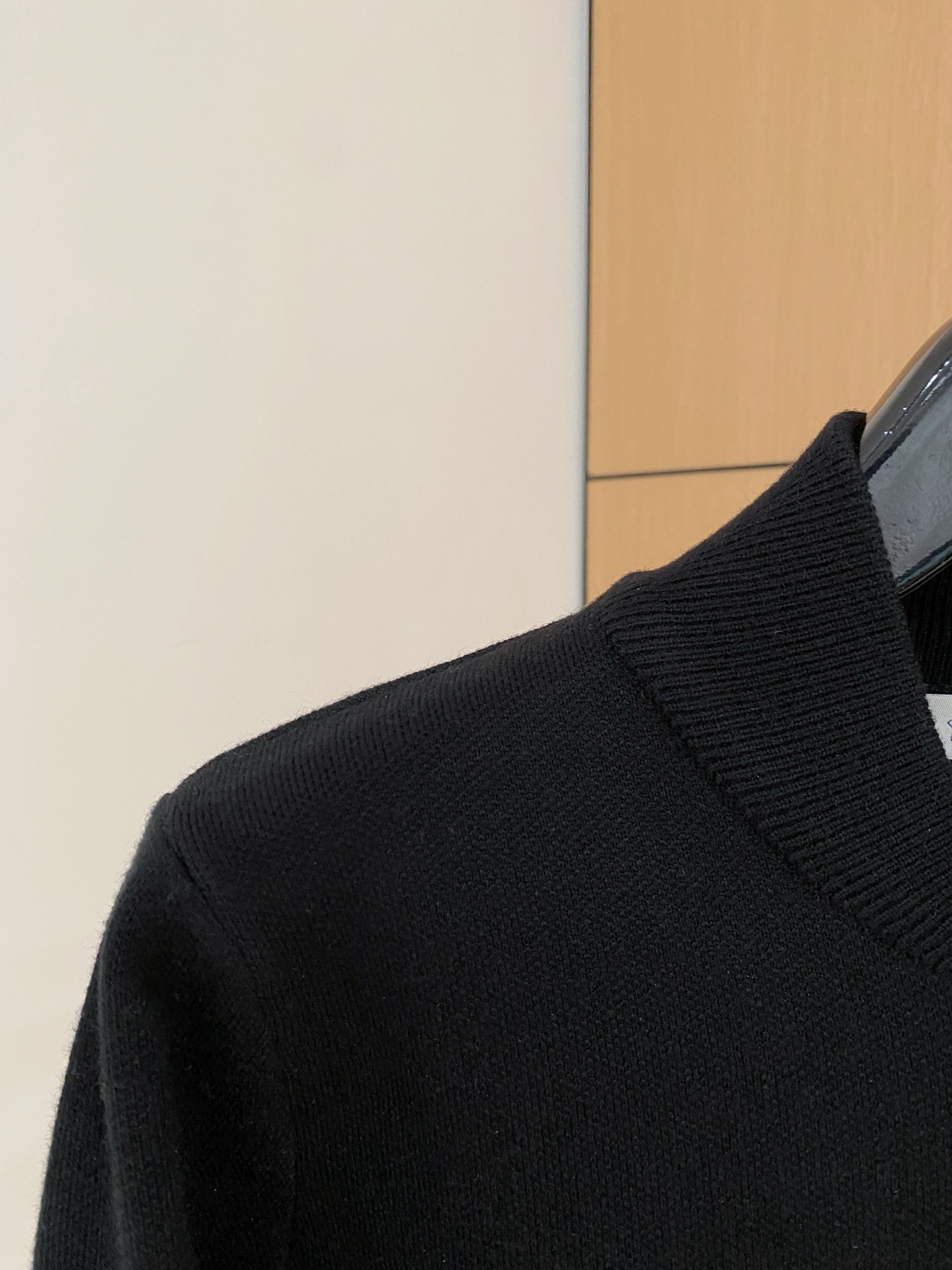 蒙口 2025秋冬最新品，专柜同步有售，原单狠货，时尚休闲针织开衫毛衣，上身很有特点！吸睛而有亮点，进口