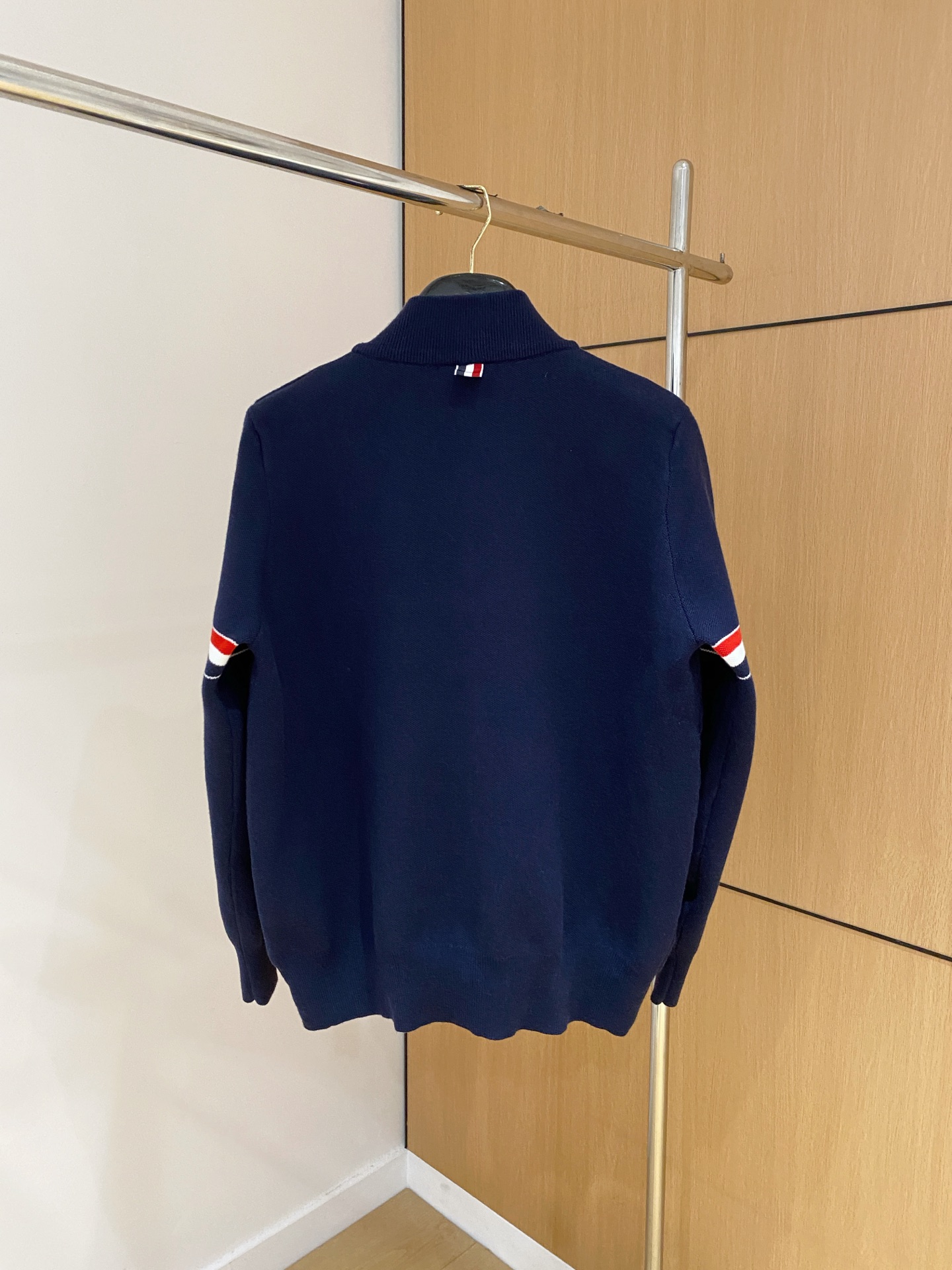 蒙口 2025秋冬最新品，专柜同步有售，原单狠货，时尚休闲针织开衫毛衣，上身很有特点！吸睛而有亮点，进口