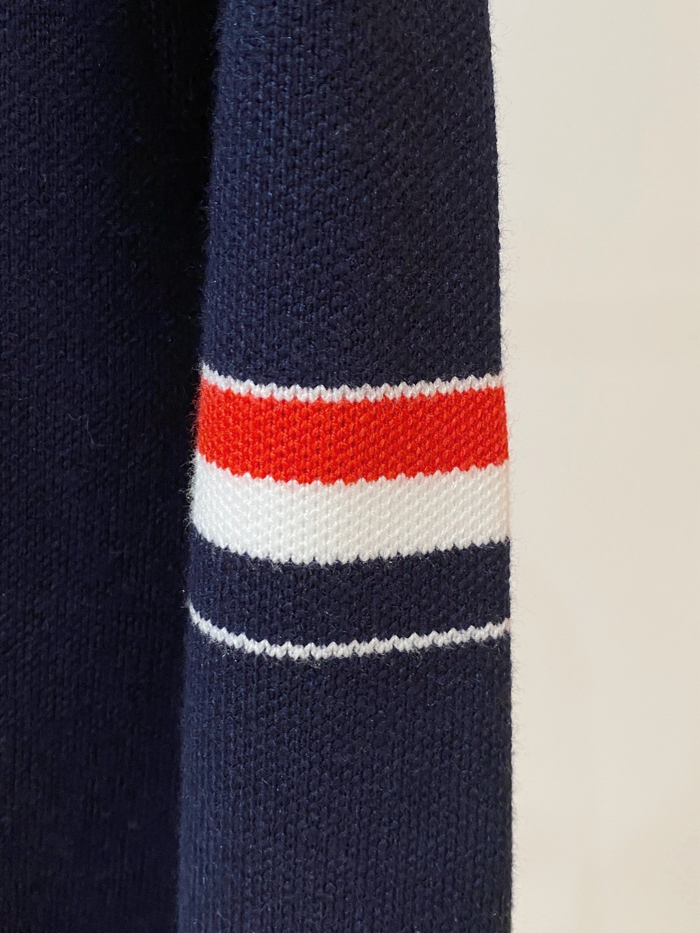 蒙口 2025秋冬最新品，专柜同步有售，原单狠货，时尚休闲针织开衫毛衣，上身很有特点！吸睛而有亮点，进口