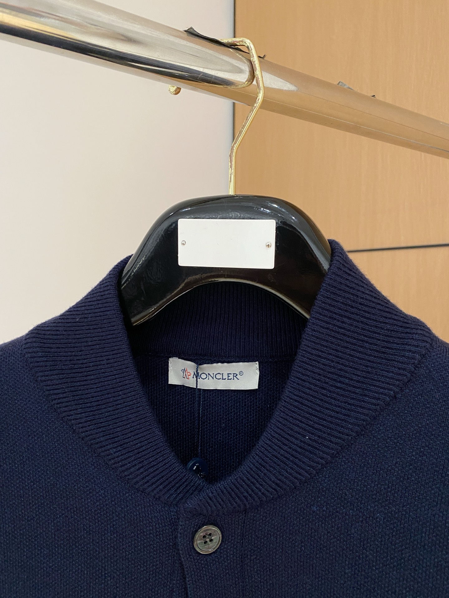 蒙口 2025秋冬最新品，专柜同步有售，原单狠货，时尚休闲针织开衫毛衣，上身很有特点！吸睛而有亮点，进口