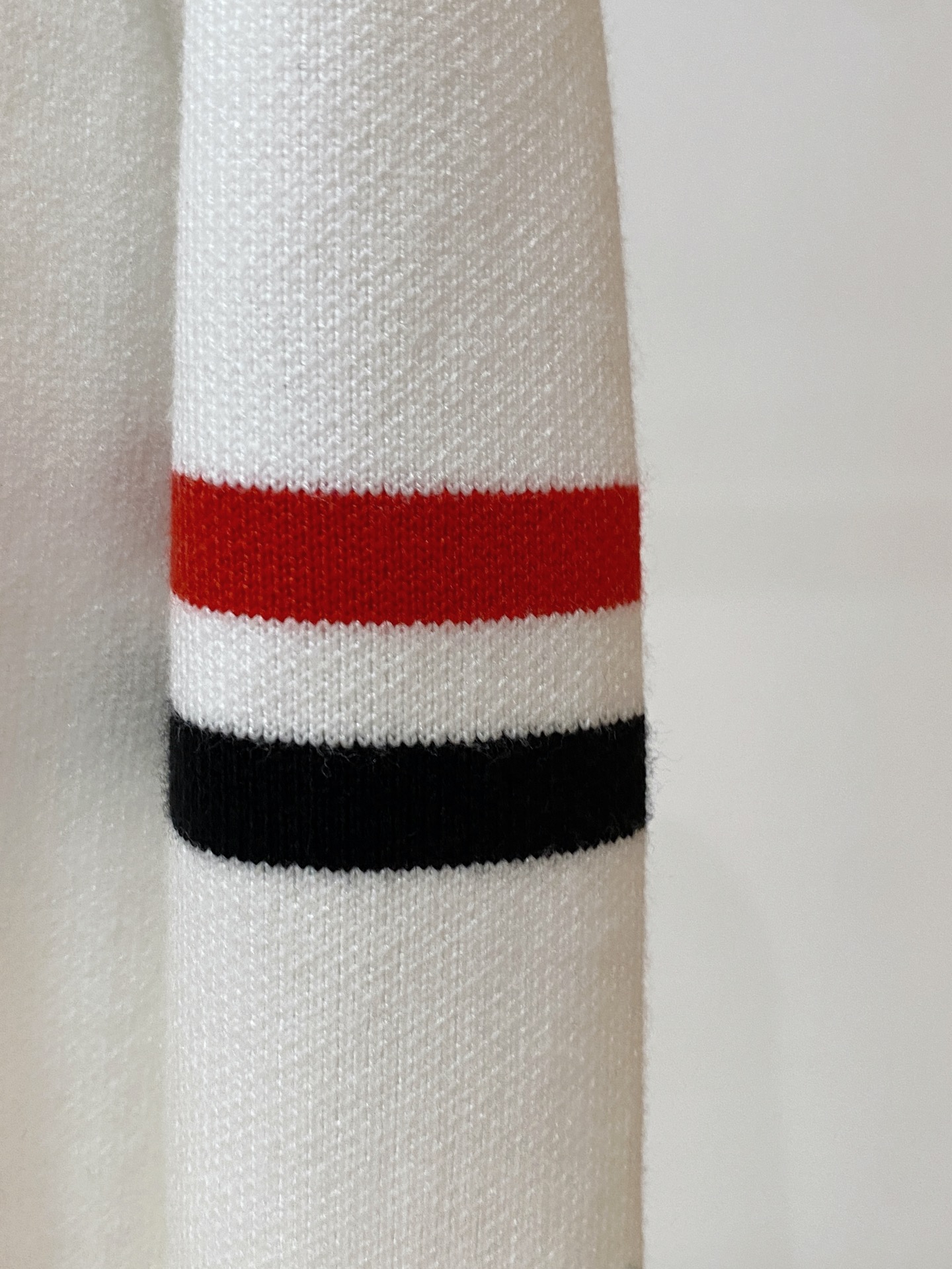 蒙口 2025秋冬最新品，专柜同步有售，原单狠货，时尚休闲针织开衫毛衣，上身很有特点！吸睛而有亮点，进口