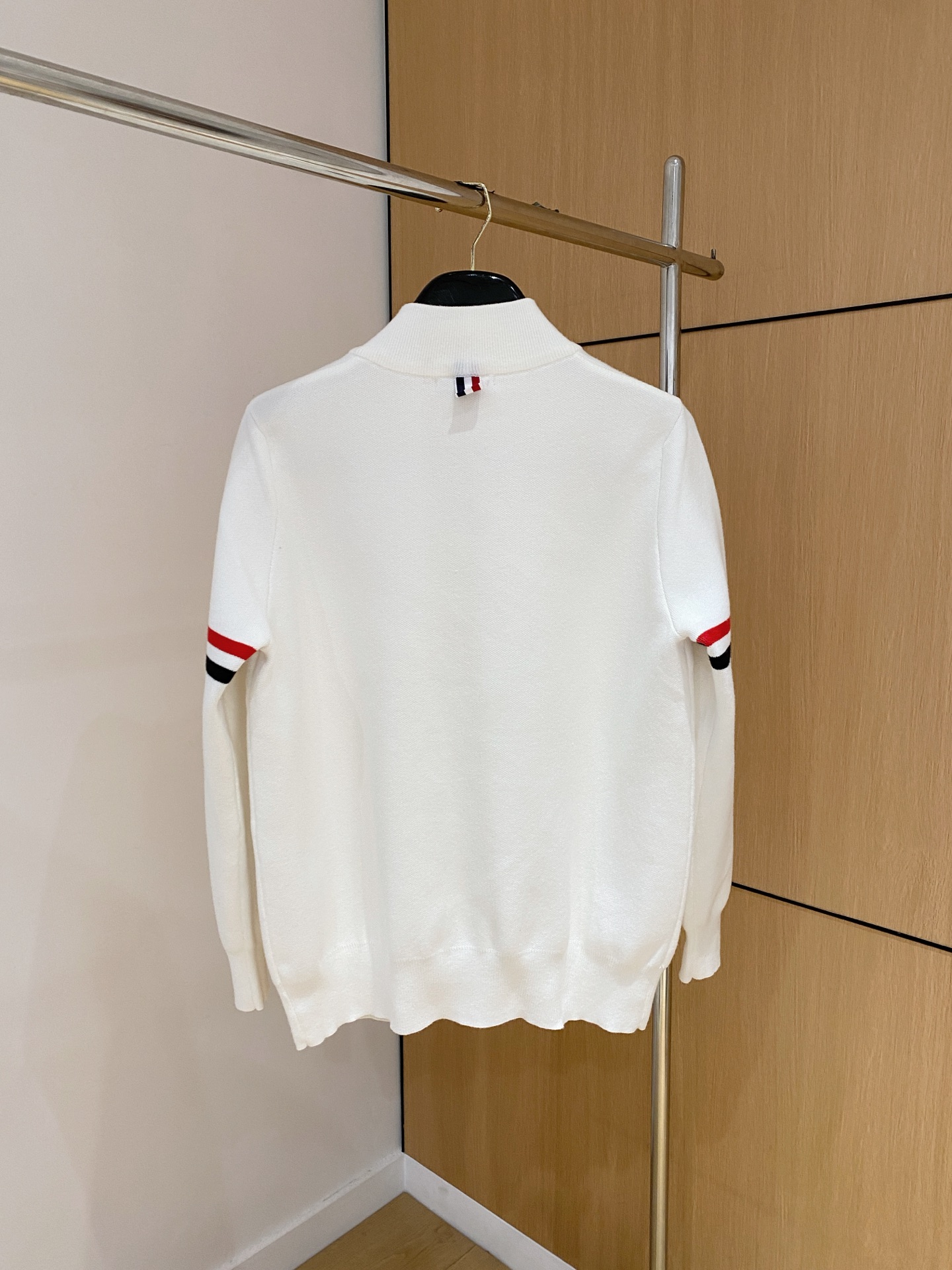 蒙口 2025秋冬最新品，专柜同步有售，原单狠货，时尚休闲针织开衫毛衣，上身很有特点！吸睛而有亮点，进口