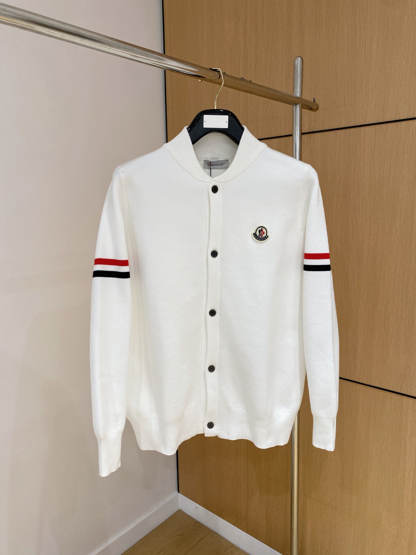 蒙口 2025秋冬最新品，专柜同步有售，原单狠货，时尚休闲针织开衫毛衣，上身很有特点！吸睛而有亮点，进口