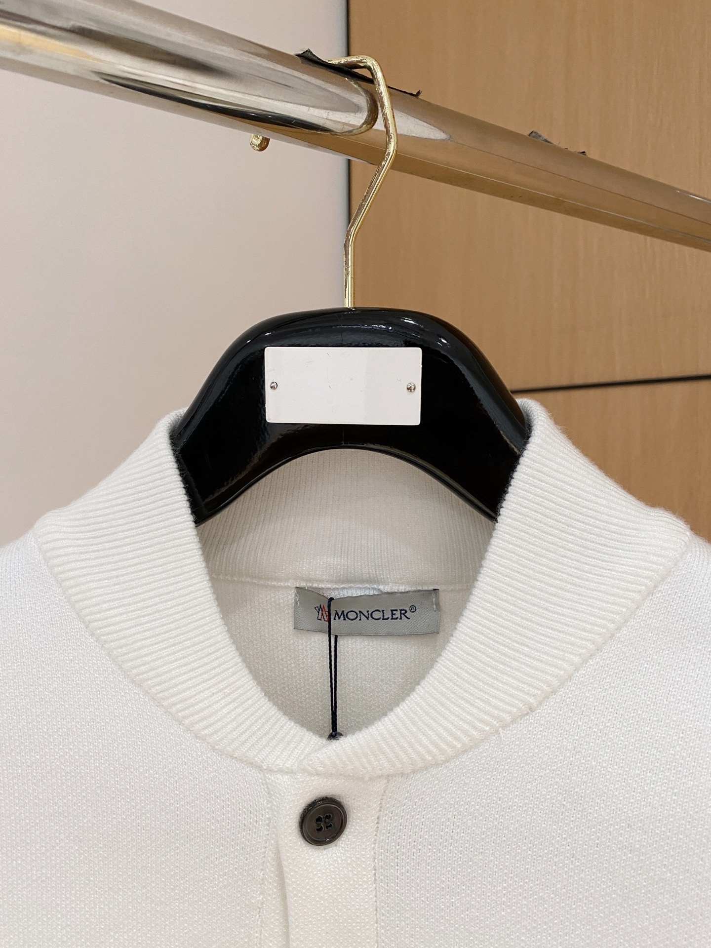 蒙口 2025秋冬最新品，专柜同步有售，原单狠货，时尚休闲针织开衫毛衣，上身很有特点！吸睛而有亮点，进口