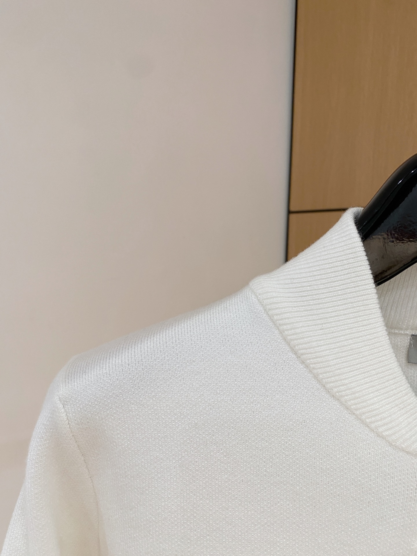 蒙口 2025秋冬最新品，专柜同步有售，原单狠货，时尚休闲针织开衫毛衣，上身很有特点！吸睛而有亮点，进口