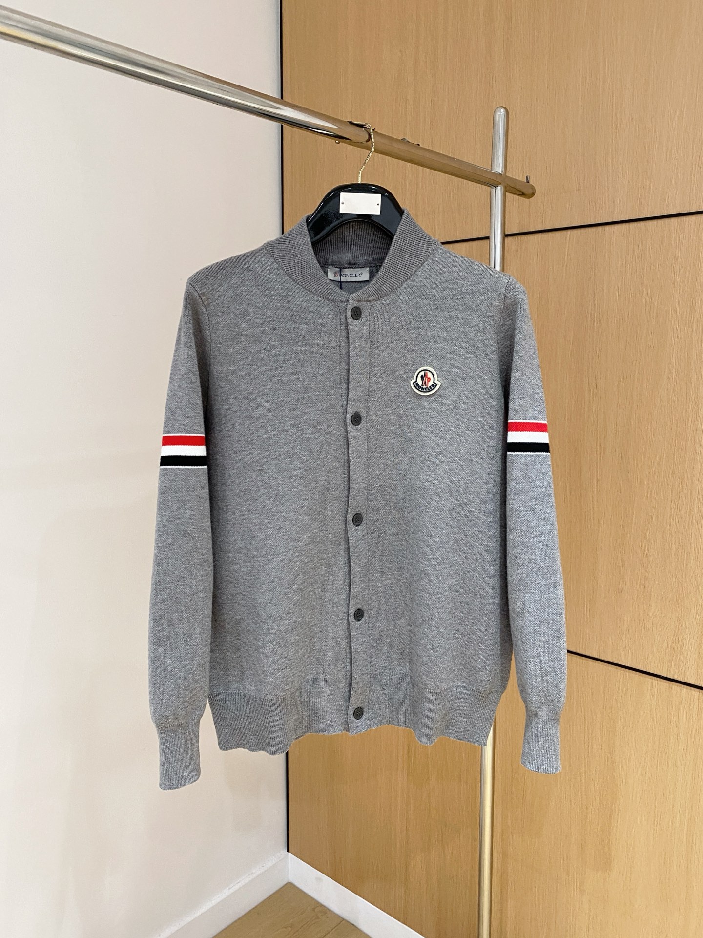 蒙口 2025秋冬最新品，专柜同步有售，原单狠货，时尚休闲针织开衫毛衣，上身很有特点！吸睛而有亮点，进口