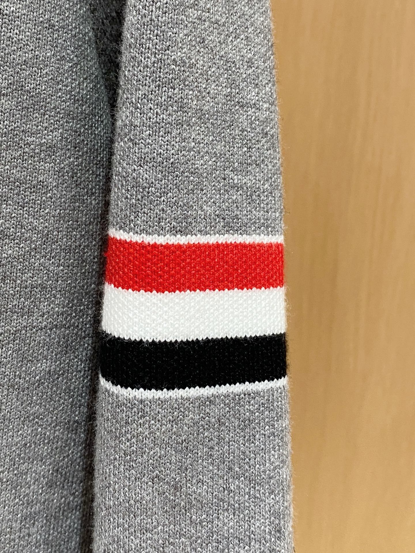 蒙口 2025秋冬最新品，专柜同步有售，原单狠货，时尚休闲针织开衫毛衣，上身很有特点！吸睛而有亮点，进口